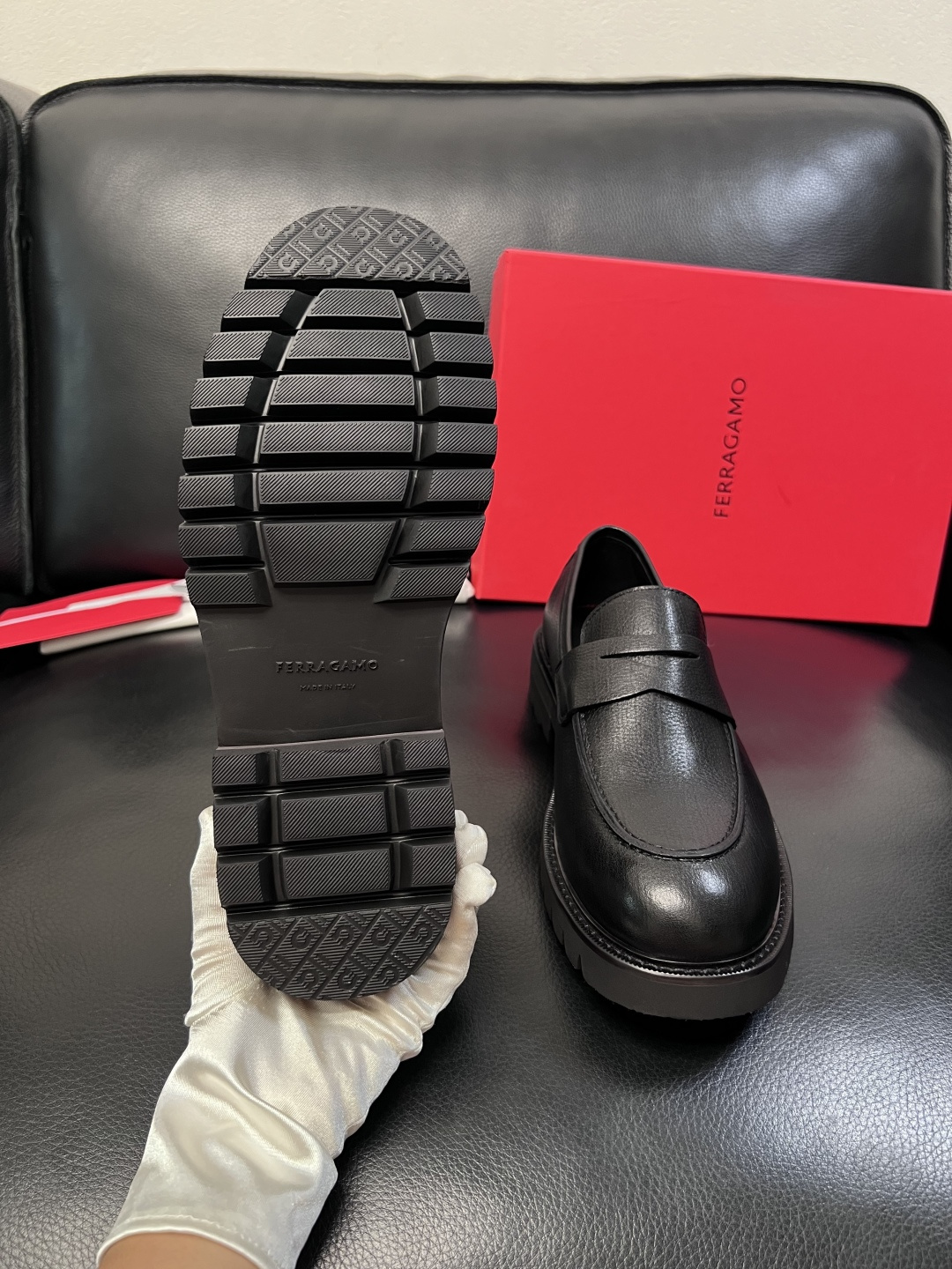 Ferragamo  高品质  顶级工艺品  菲拉格慕   专柜同步发售原厂配置，意大利进口原版牛皮，进
