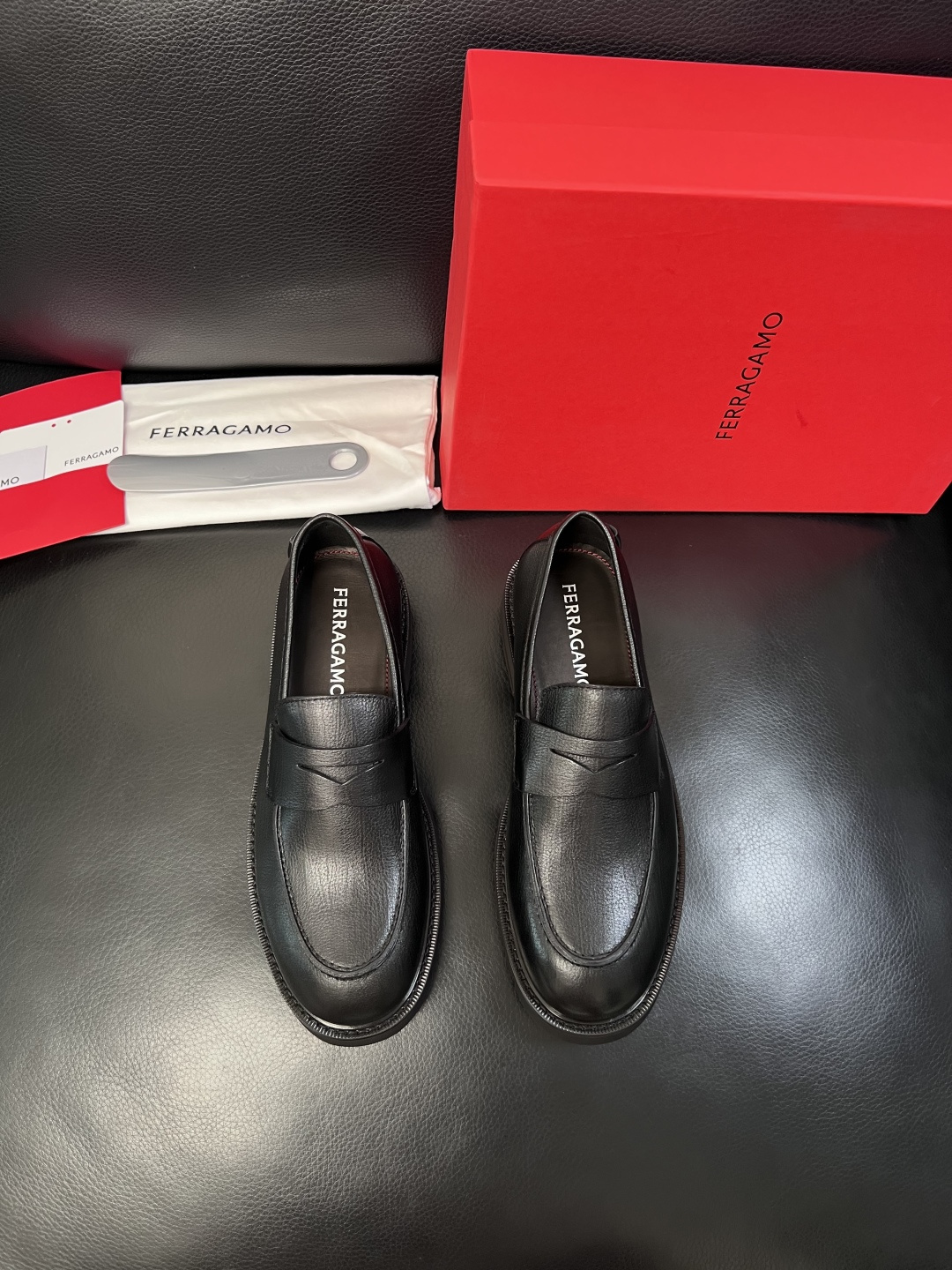 Ferragamo  高品质  顶级工艺品  菲拉格慕   专柜同步发售原厂配置，意大利进口原版牛皮，进