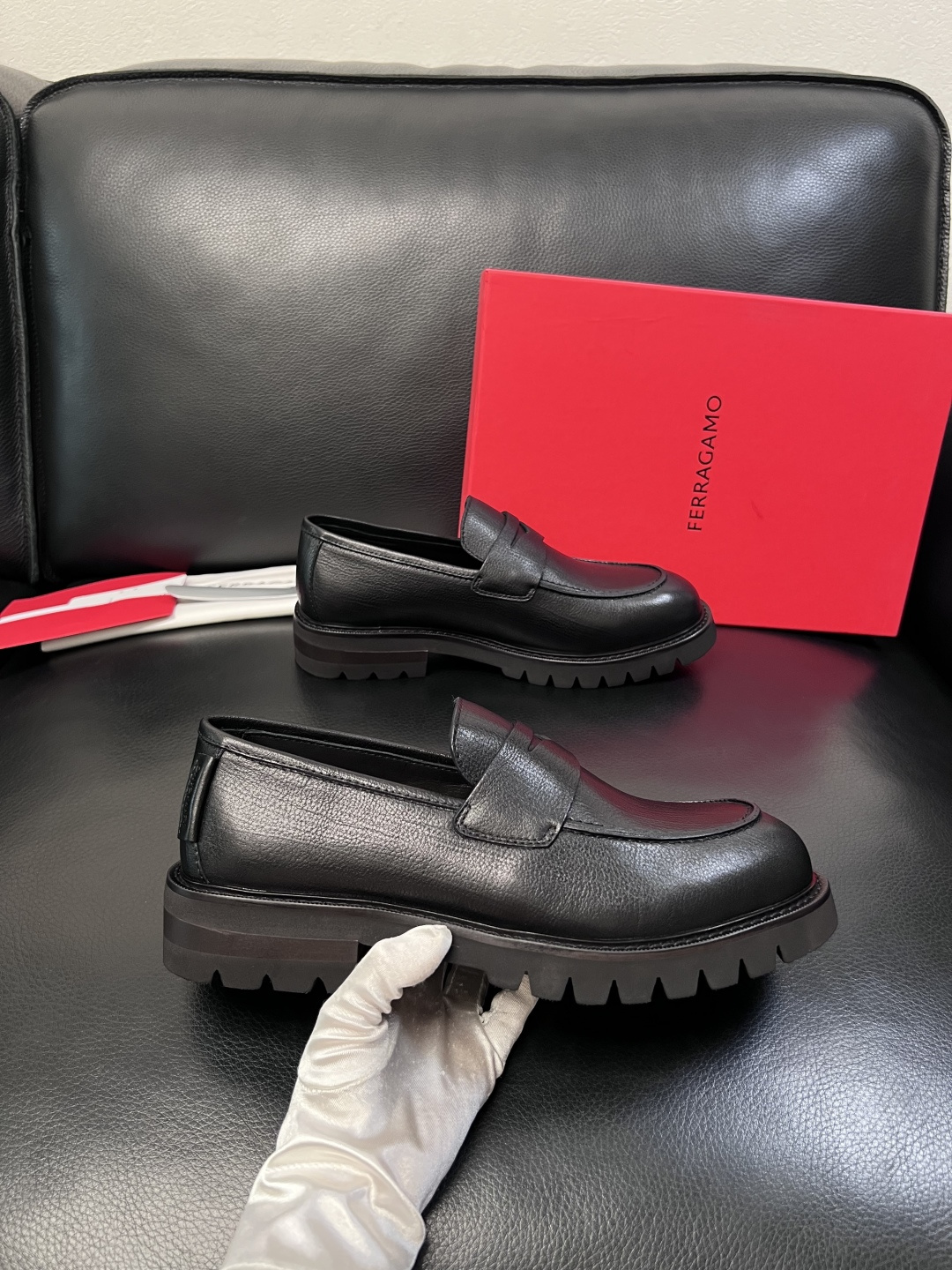 Ferragamo  高品质  顶级工艺品  菲拉格慕   专柜同步发售原厂配置，意大利进口原版牛皮，进