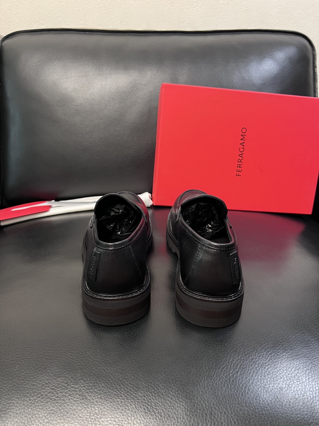 Ferragamo  高品质  顶级工艺品  菲拉格慕   专柜同步发售原厂配置，意大利进口原版牛皮，进