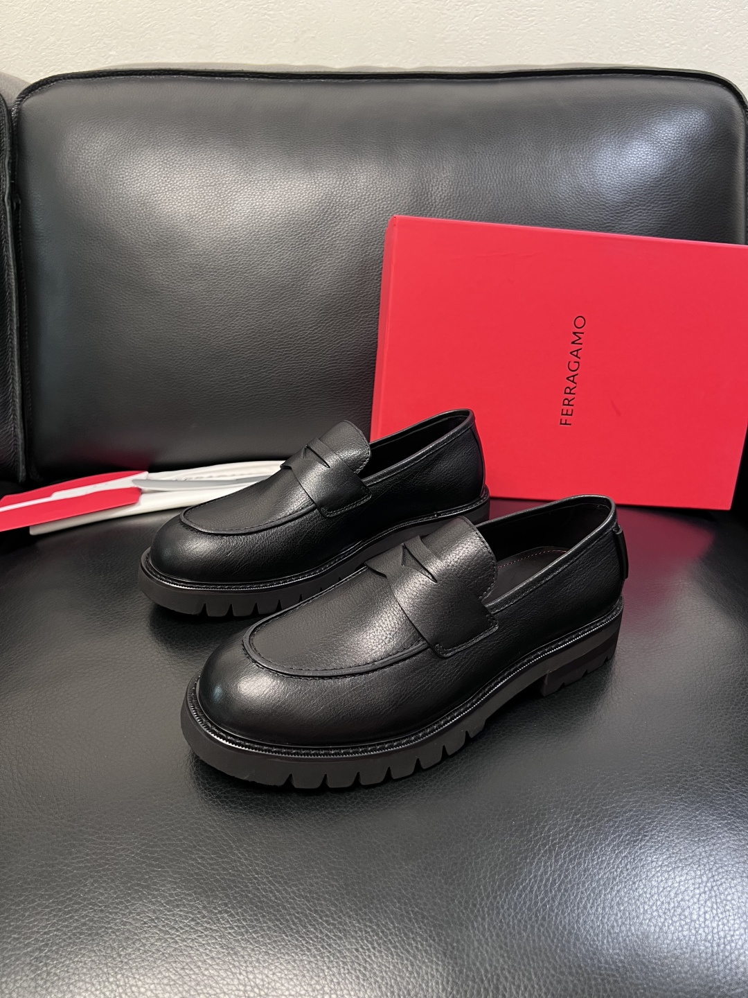 Ferragamo  高品质  顶级工艺品  菲拉格慕   专柜同步发售原厂配置，意大利进口原版牛皮，进