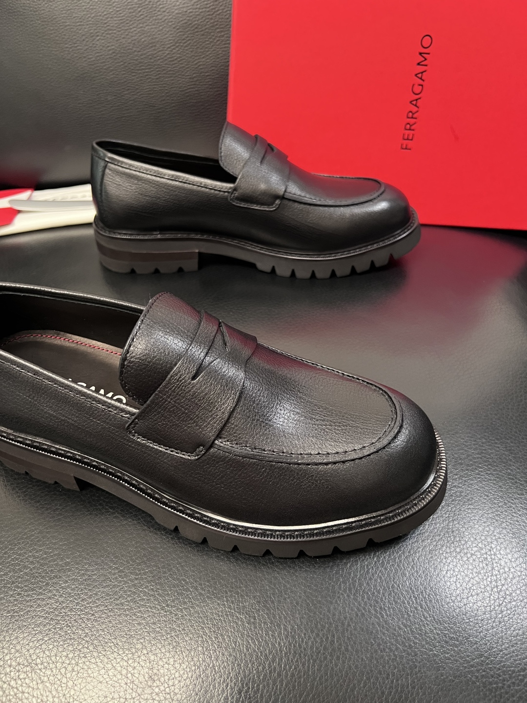 Ferragamo  高品质  顶级工艺品  菲拉格慕   专柜同步发售原厂配置，意大利进口原版牛皮，进