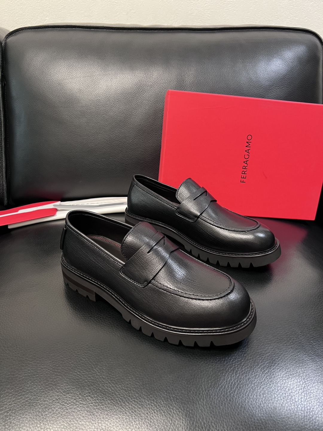 Ferragamo  高品质  顶级工艺品  菲拉格慕   专柜同步发售原厂配置，意大利进口原版牛皮，进