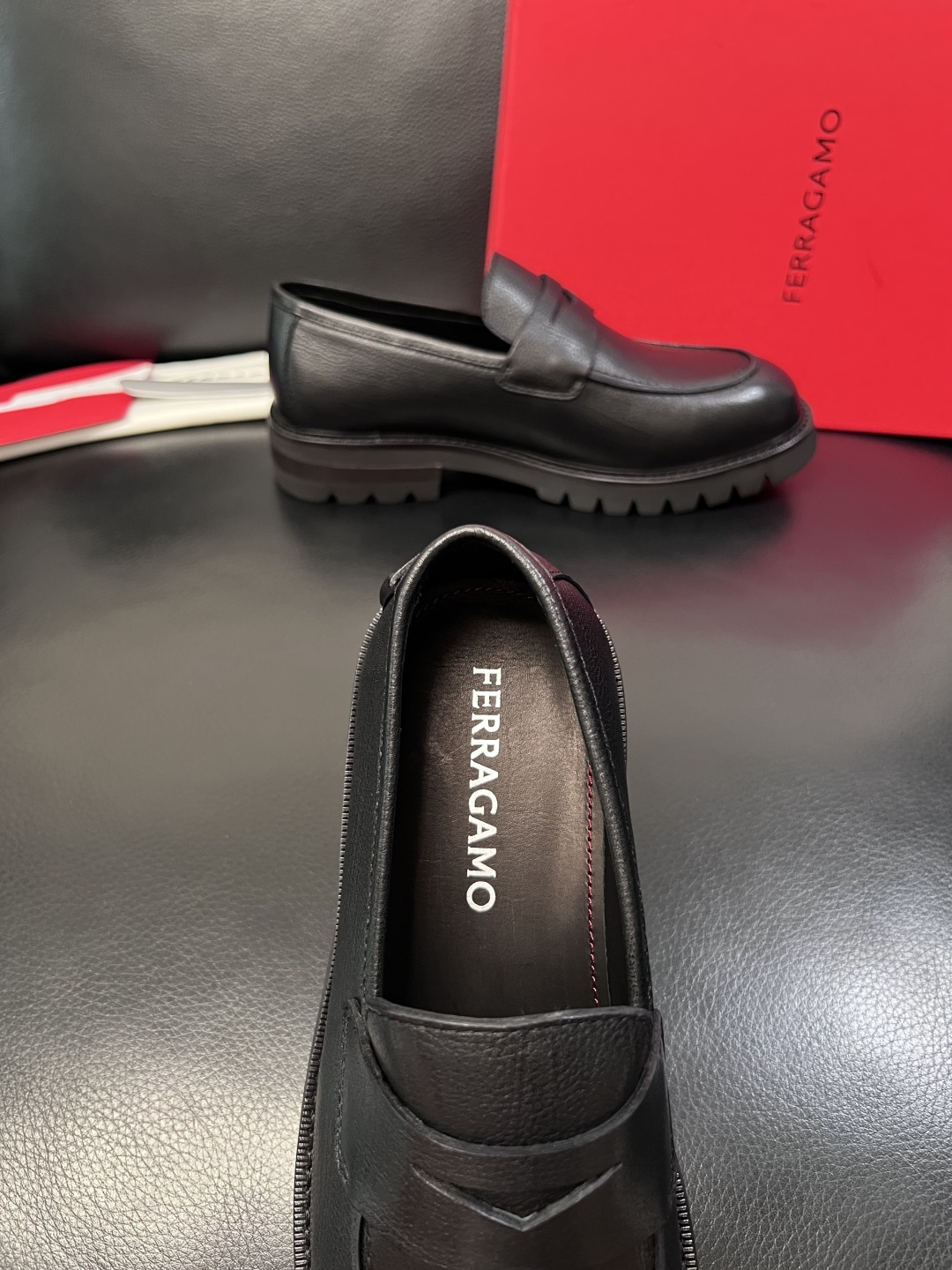 Ferragamo  高品质  顶级工艺品  菲拉格慕   专柜同步发售原厂配置，意大利进口原版牛皮，进