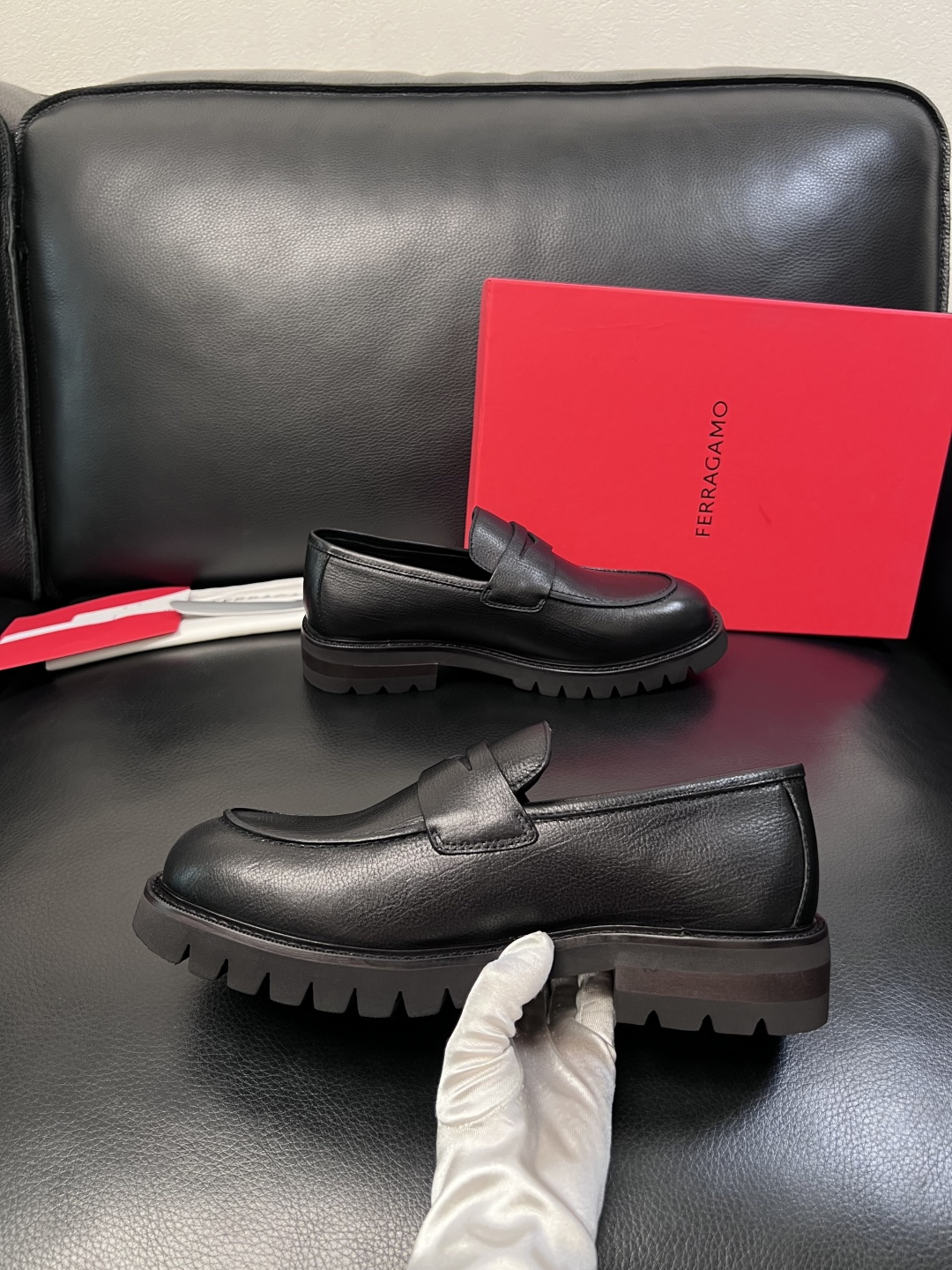 Ferragamo  高品质  顶级工艺品  菲拉格慕   专柜同步发售原厂配置，意大利进口原版牛皮，进