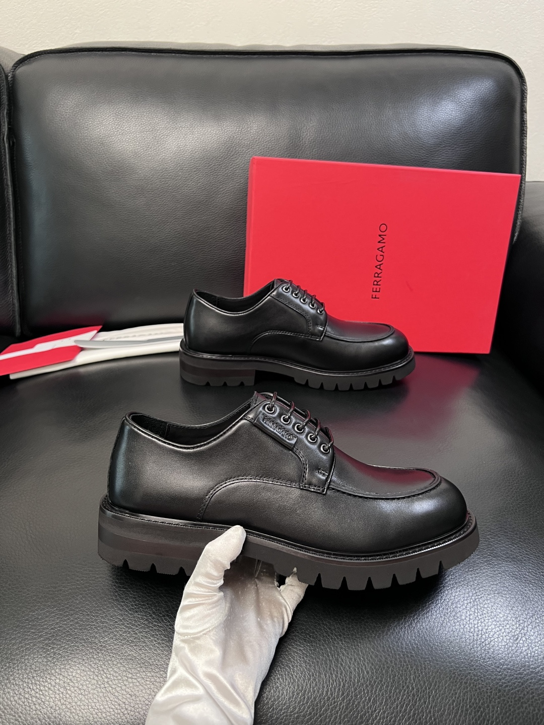 Ferragamo  高品质  顶级工艺品  菲拉格慕   专柜同步发售原厂配置，意大利进口原版牛皮，进