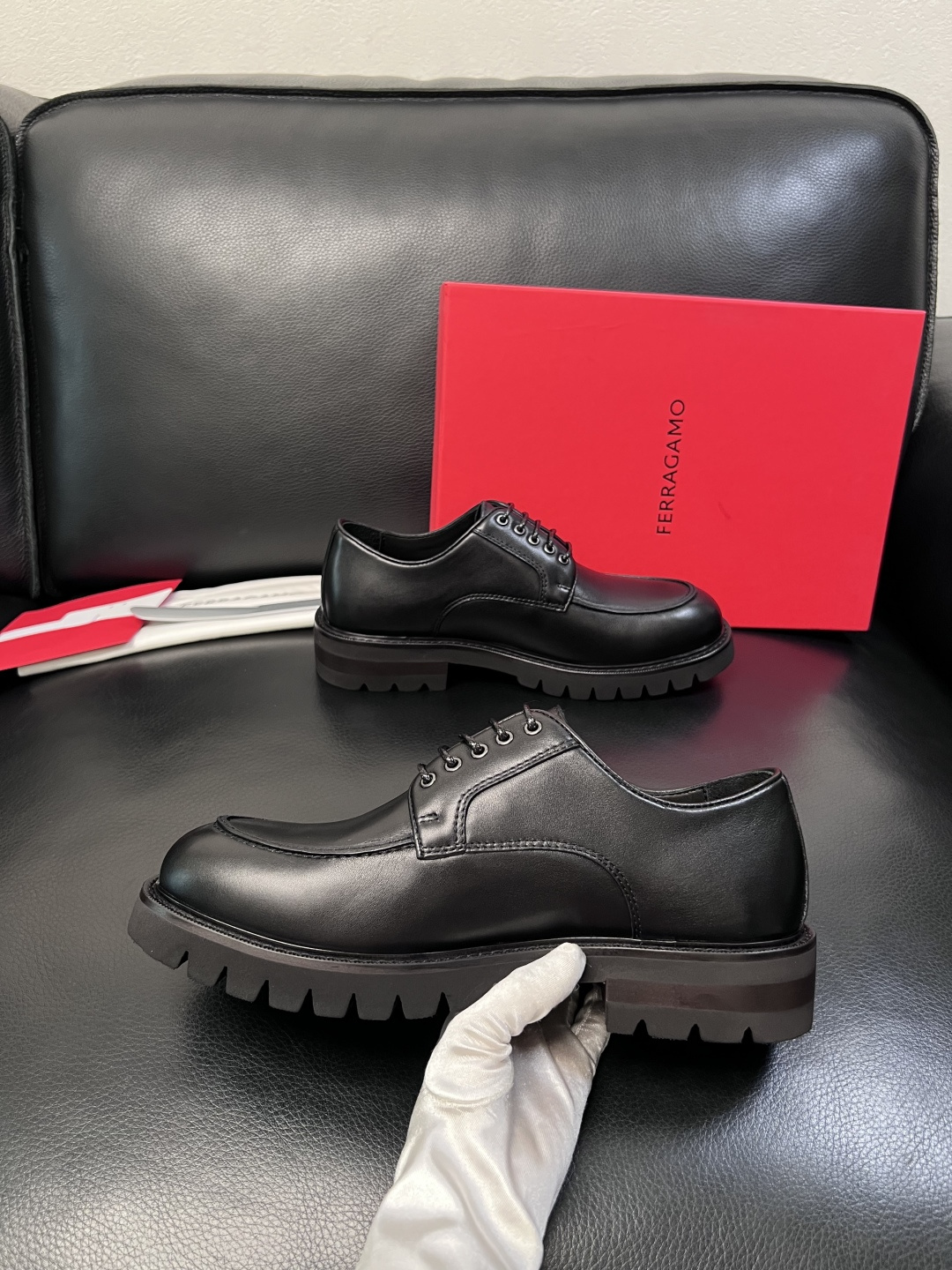 Ferragamo  高品质  顶级工艺品  菲拉格慕   专柜同步发售原厂配置，意大利进口原版牛皮，进