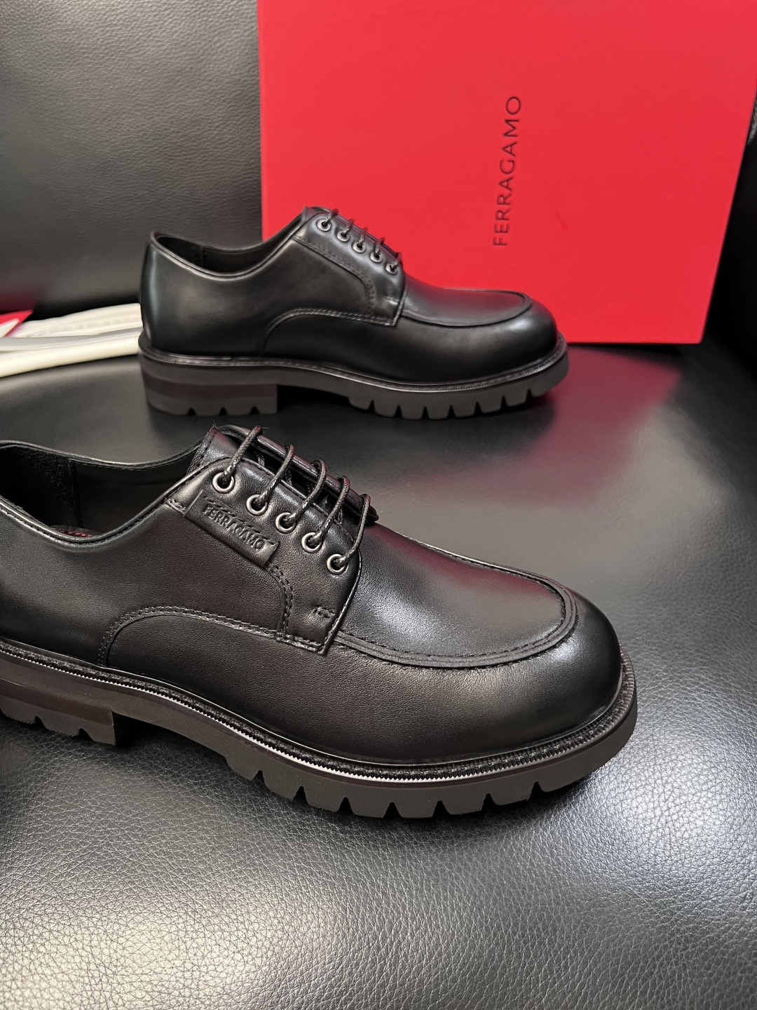Ferragamo  高品质  顶级工艺品  菲拉格慕   专柜同步发售原厂配置，意大利进口原版牛皮，进