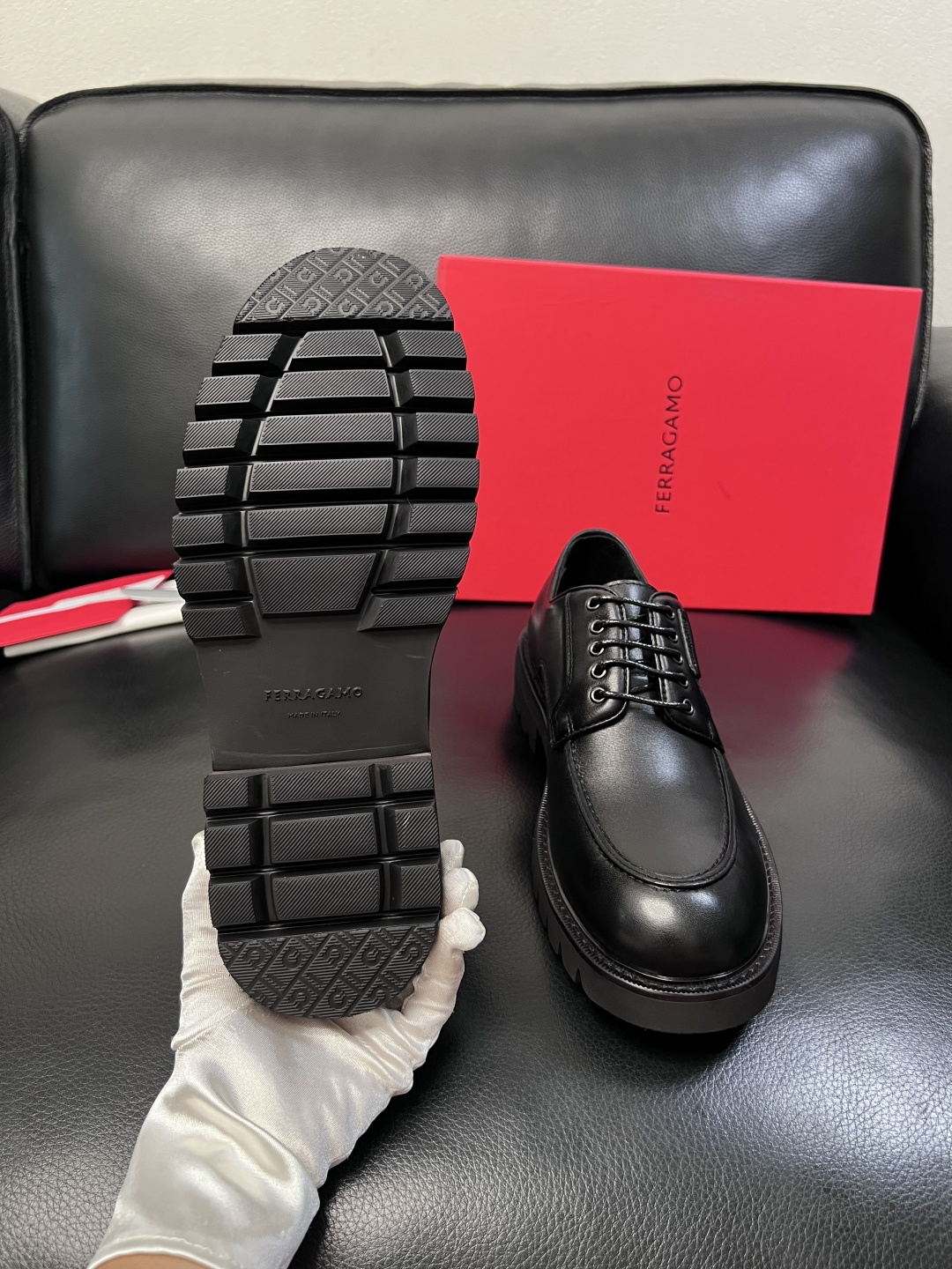 Ferragamo  高品质  顶级工艺品  菲拉格慕   专柜同步发售原厂配置，意大利进口原版牛皮，进