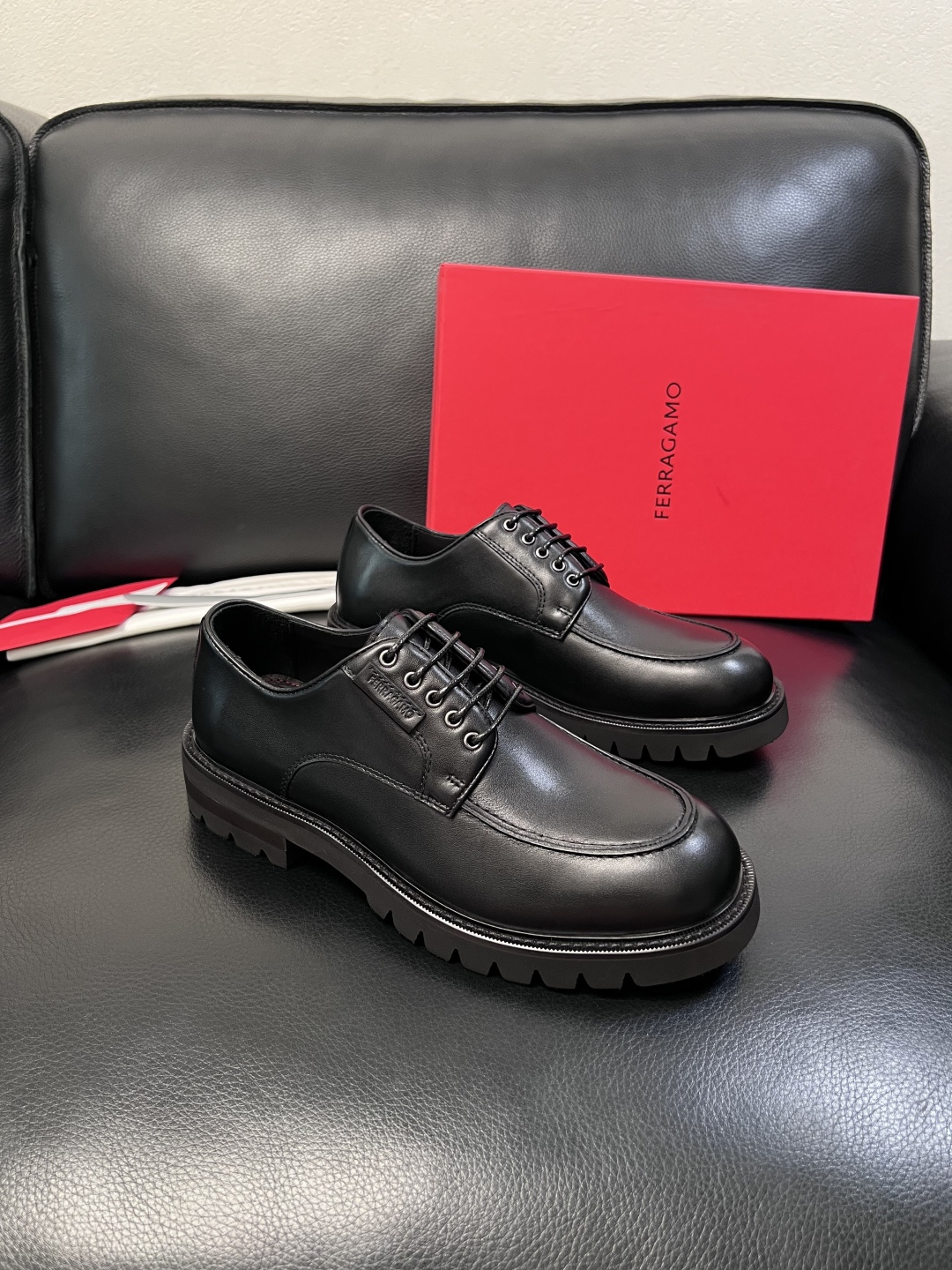 Ferragamo  高品质  顶级工艺品  菲拉格慕   专柜同步发售原厂配置，意大利进口原版牛皮，进