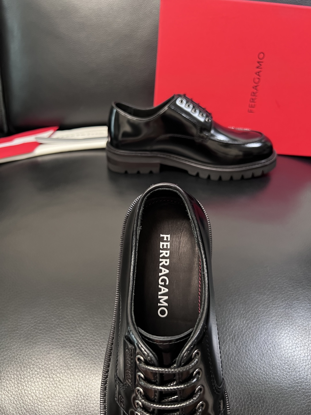 Ferragamo  高品质  顶级工艺品  菲拉格慕   专柜同步发售原厂配置，意大利进口原版牛皮，进
