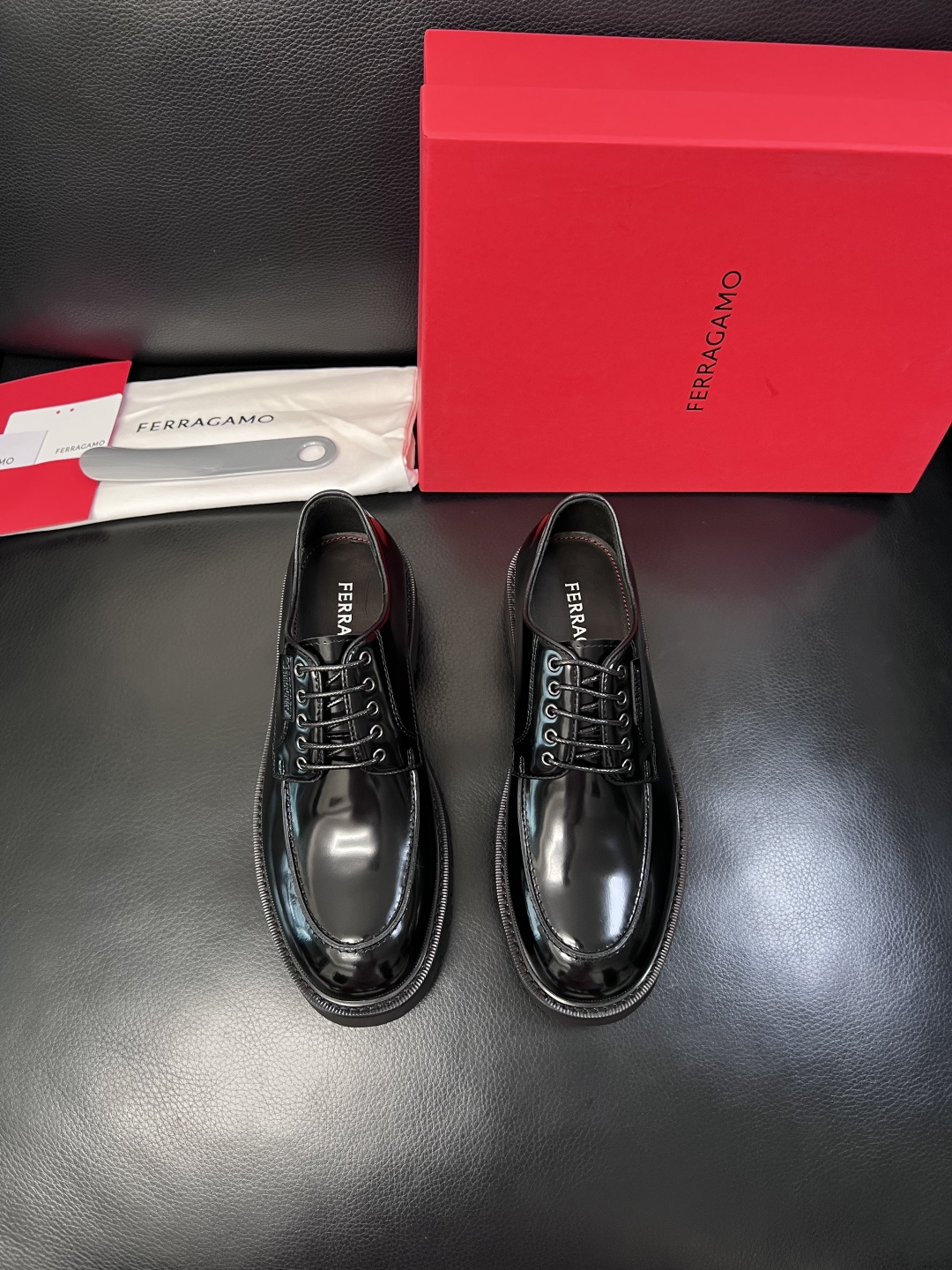 Ferragamo  高品质  顶级工艺品  菲拉格慕   专柜同步发售原厂配置，意大利进口原版牛皮，进