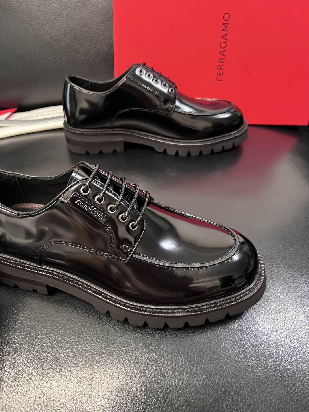 Ferragamo  高品质  顶级工艺品  菲拉格慕   专柜同步发售原厂配置，意大利进口原版牛皮，进