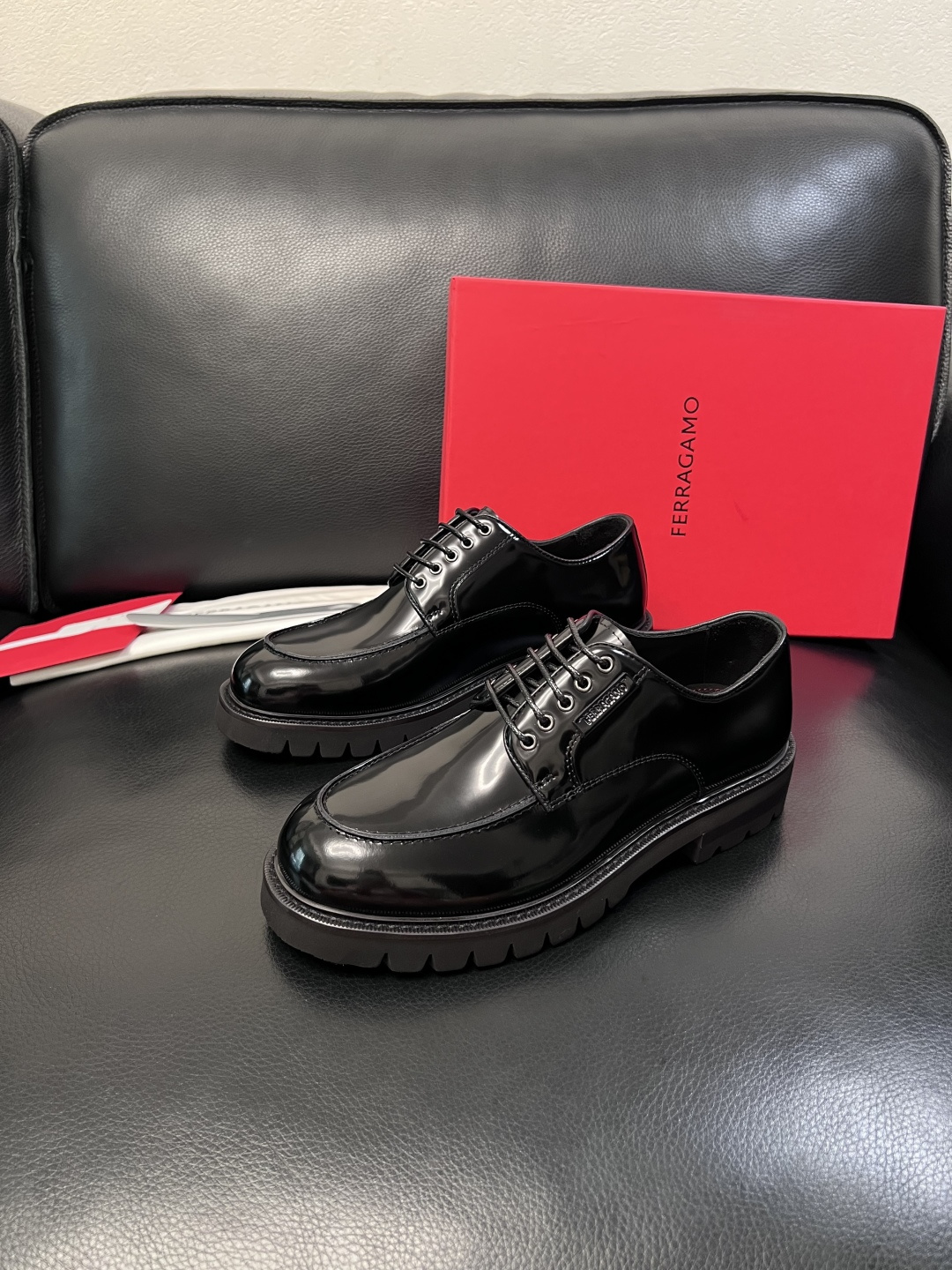 Ferragamo  高品质  顶级工艺品  菲拉格慕   专柜同步发售原厂配置，意大利进口原版牛皮，进