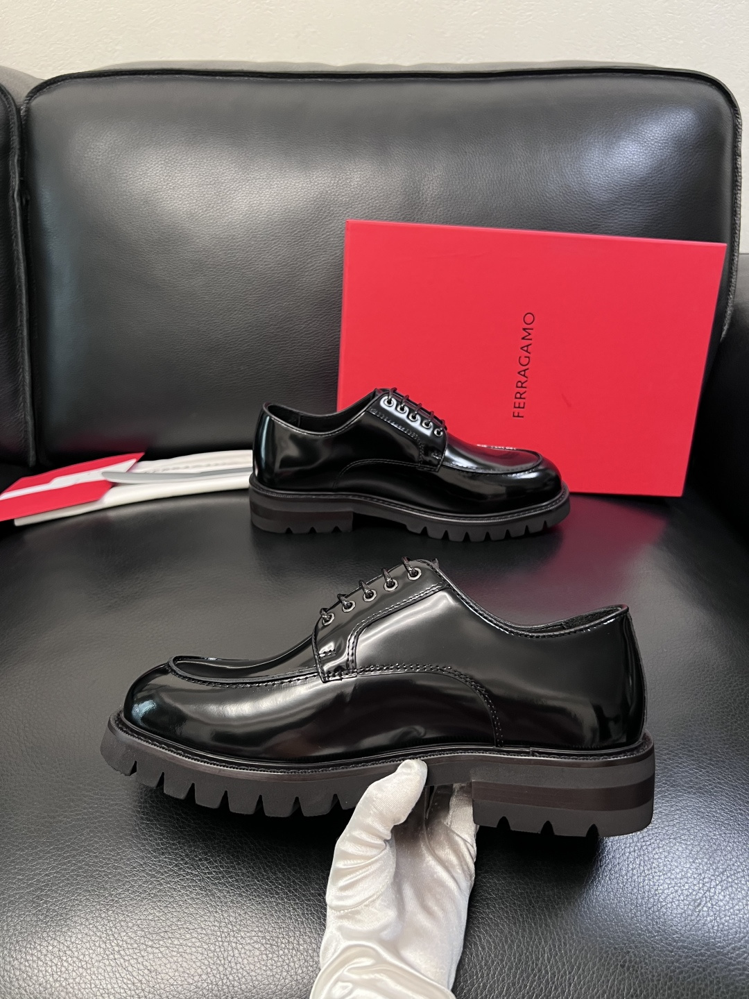 Ferragamo  高品质  顶级工艺品  菲拉格慕   专柜同步发售原厂配置，意大利进口原版牛皮，进