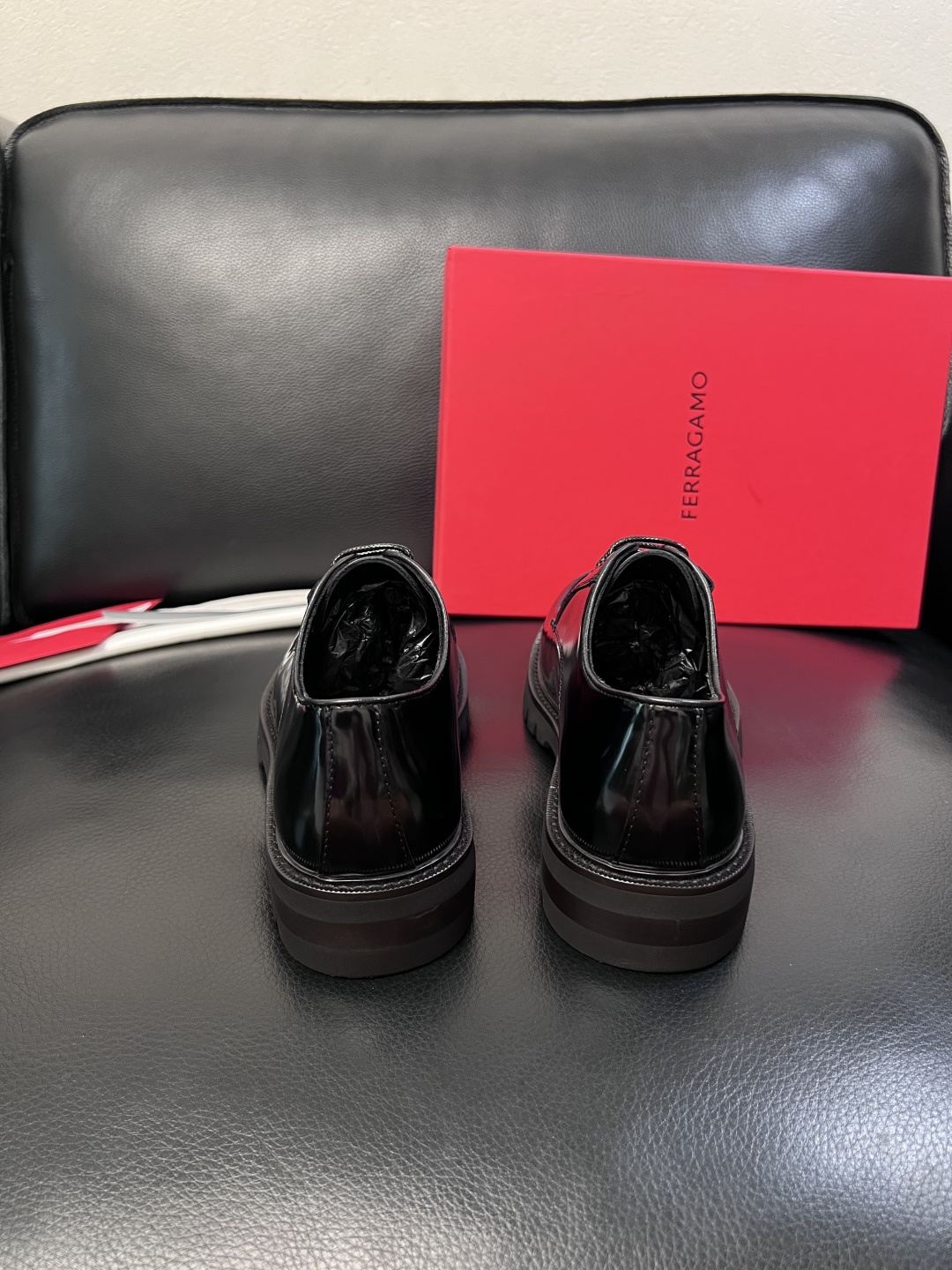 Ferragamo  高品质  顶级工艺品  菲拉格慕   专柜同步发售原厂配置，意大利进口原版牛皮，进