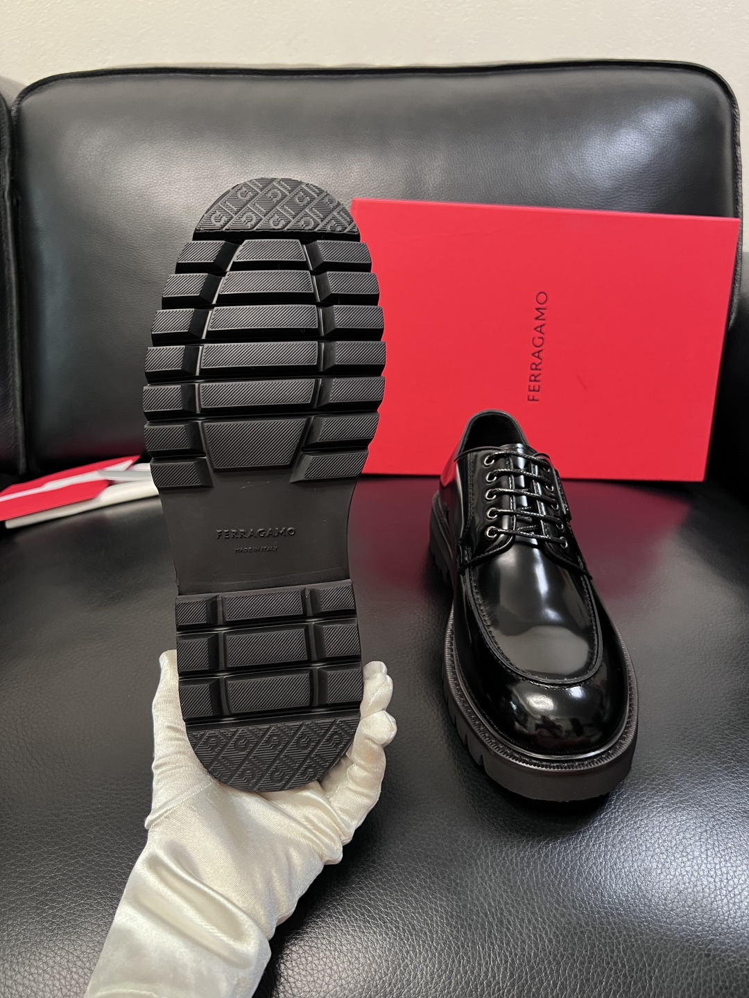 Ferragamo  高品质  顶级工艺品  菲拉格慕   专柜同步发售原厂配置，意大利进口原版牛皮，进
