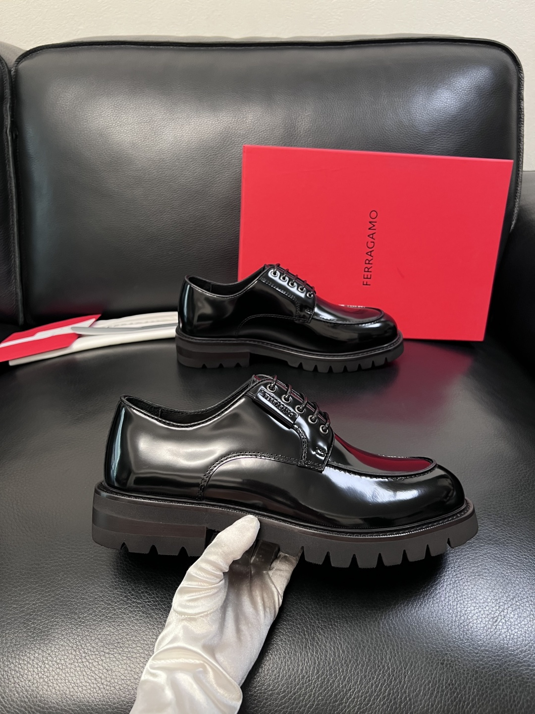 Ferragamo  高品质  顶级工艺品  菲拉格慕   专柜同步发售原厂配置，意大利进口原版牛皮，进