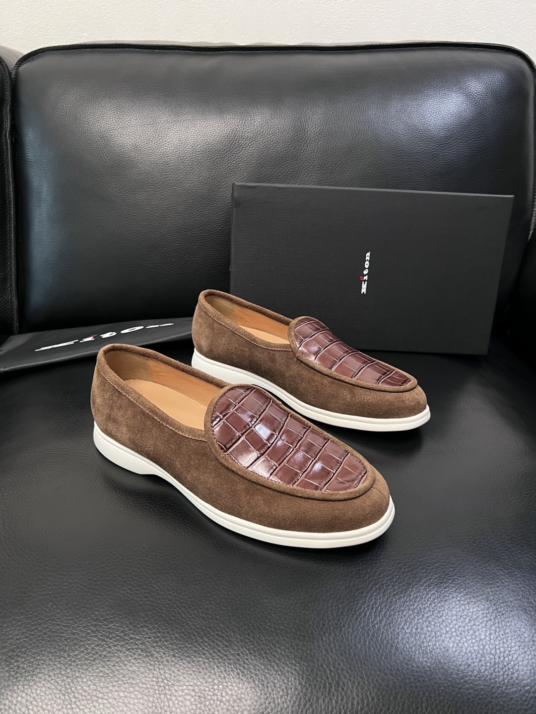 NO:834662,Just change the code without returning it. Kiton is a high-quality top handicraft. New products are synchronized at the counter. The upper is imported cowhide fabric from Italy, and the imported water-dyed cowhide lining is made by the original factory. The original sole is specially provided by the original factory. The exclusive movable molded sole is super comfortable. The original factory follows the order, high quality, welcome to compare, code number 39-44 (customized 38 45 46 47),,cowhide19860909只换码不退 kiton 高品质顶级工艺品 专柜新品同步,鞋面意大利进口牛皮面料,进口水染牛皮内里垫,鞋底原厂特供原版底,独家活动成型底超级舒适,原厂跟单货, 高品质,欢迎对比,码数 39-44 (订做38 45 46 47),,cowhide,Men's shoes