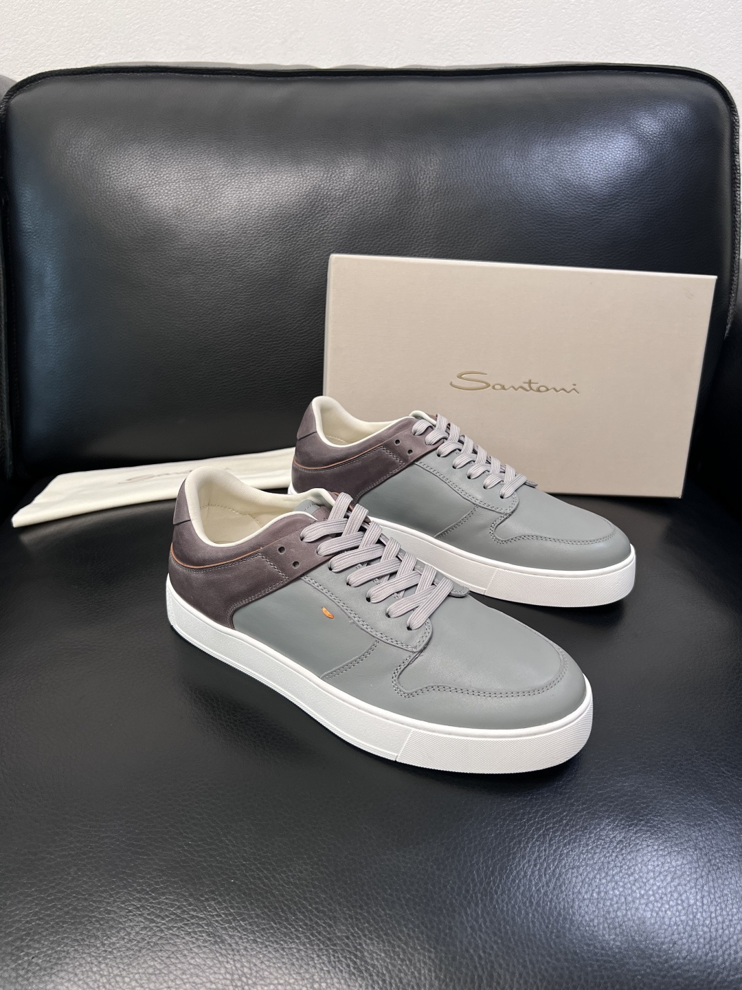 NO:834669,Only code exchanges will not be returned. Santoni high-quality Santoni top handicrafts. New products at the counter are synchronized. Uppers are imported cowhide patchwork fabrics from Italy. Imported water-dyed cowhide inner pads. Original soles are specially provided by the original factory. Exclusive molded soles are super comfortable. Original factory and single goods. High quality. Welcome to compare. Code number 39-44,,cowhide19860909只换码不退 Santoni 高品质 圣东尼顶级工艺品 专柜新品同步,鞋面意大利进口牛皮拼布面料,进口水染牛皮内里垫,鞋底原厂特供原版底,独家活动成型底超级舒适,原厂跟单货, 高品质,欢迎对比,码数 39-44,,cowhide,Men's shoes