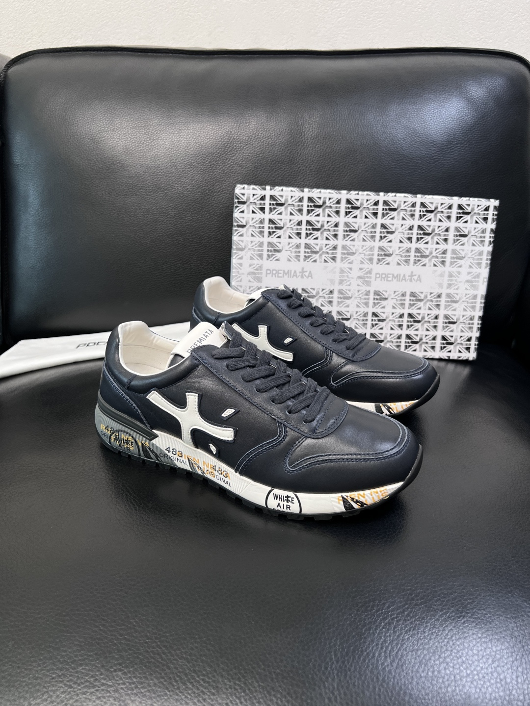 NO:834676,PREMIATA high-quality top craftsmanship only, exchange code, no refund19860909只换码不退PREMIATA 高品质顶级工艺品 普瑞米亚达 小牛皮低帮运动鞋本款运动鞋采用进口小牛皮、对比边饰、圆头、正面系带、发泡大底、鞋垫饰有标志. 码数39-44,（定做38,45,46,47）,,sneakers,cowhide,Men's shoes