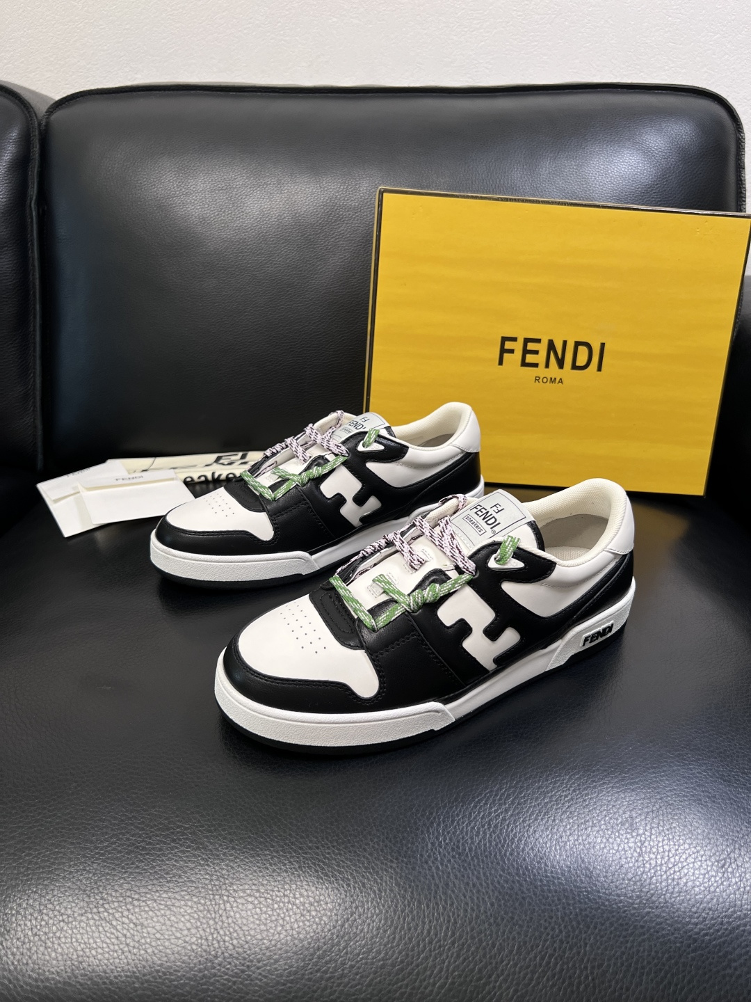 FENDI  高品质  顶级工艺品，芬迪  专柜同步，原厂配置意大利进口牛皮面料，进口牛皮内里垫，透气舒