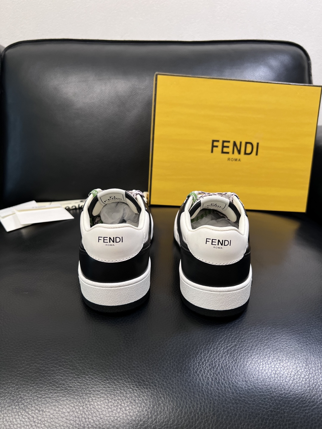 FENDI  高品质  顶级工艺品，芬迪  专柜同步，原厂配置意大利进口牛皮面料，进口牛皮内里垫，透气舒
