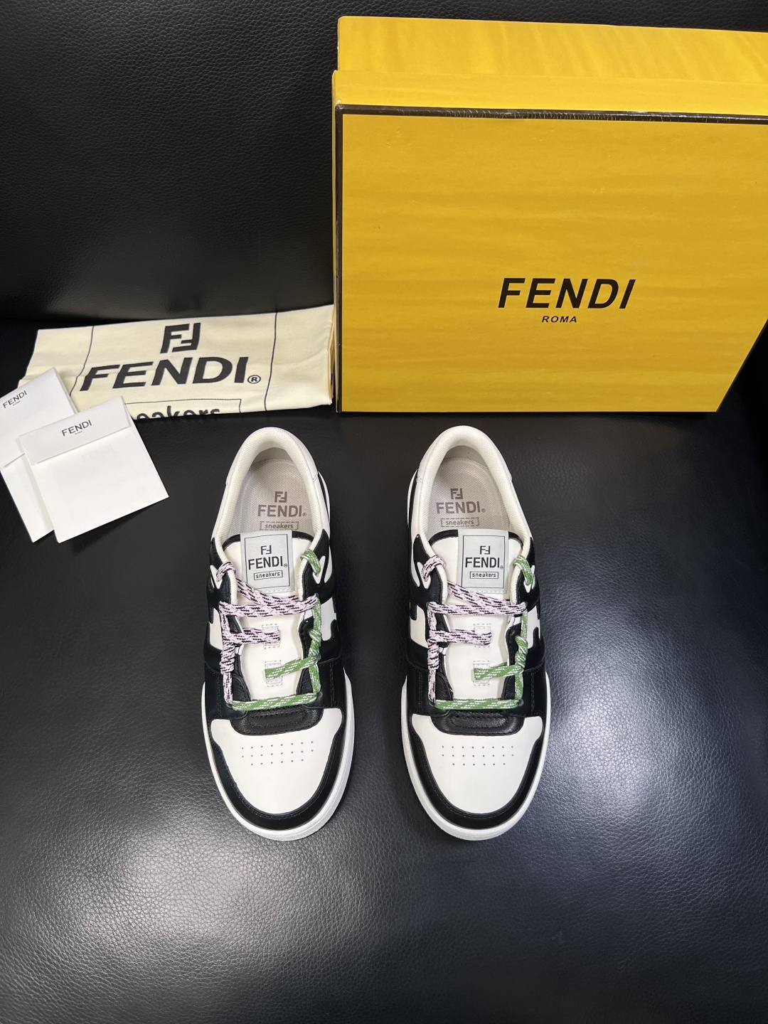 FENDI  高品质  顶级工艺品，芬迪  专柜同步，原厂配置意大利进口牛皮面料，进口牛皮内里垫，透气舒