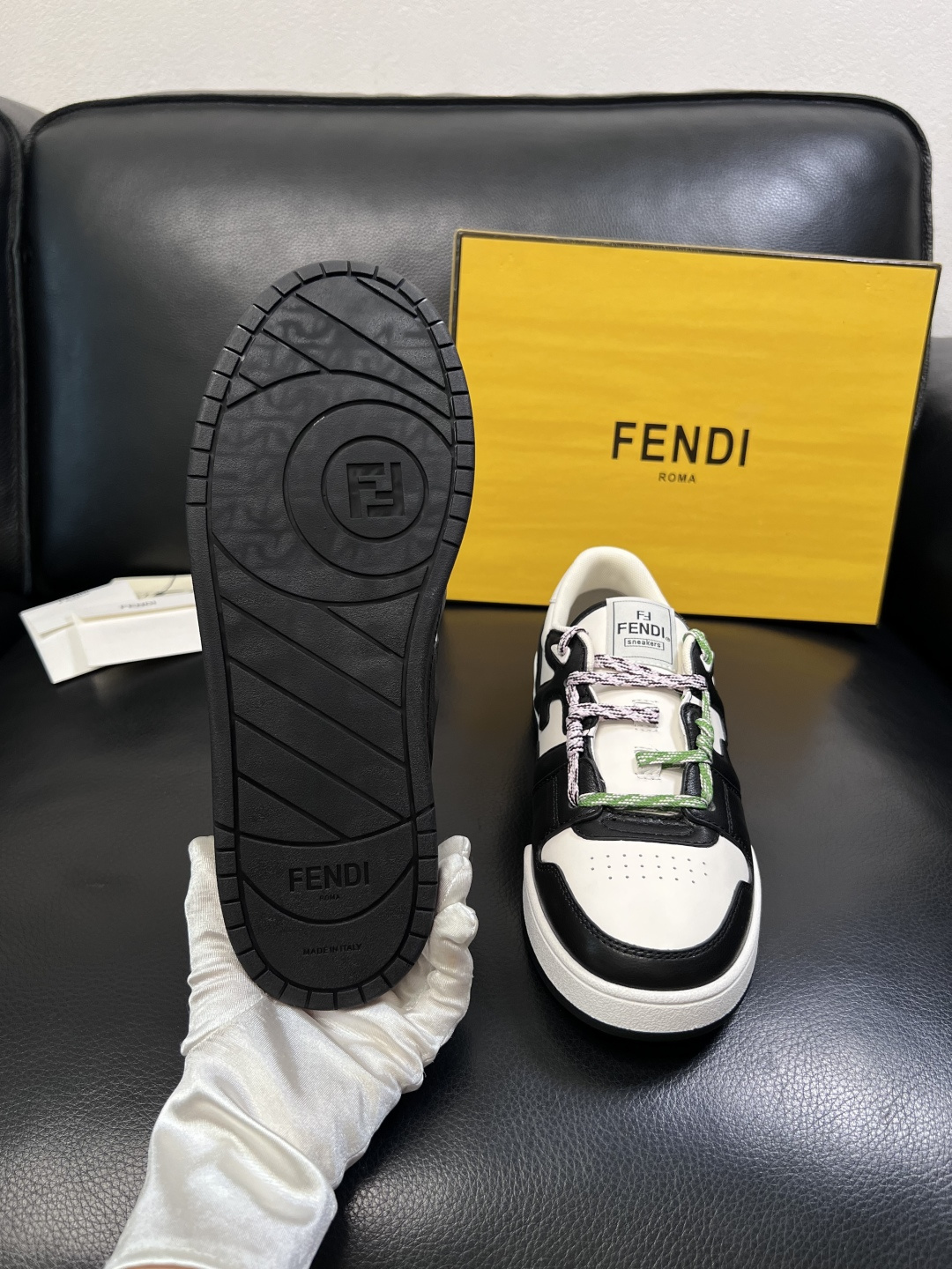 FENDI  高品质  顶级工艺品，芬迪  专柜同步，原厂配置意大利进口牛皮面料，进口牛皮内里垫，透气舒