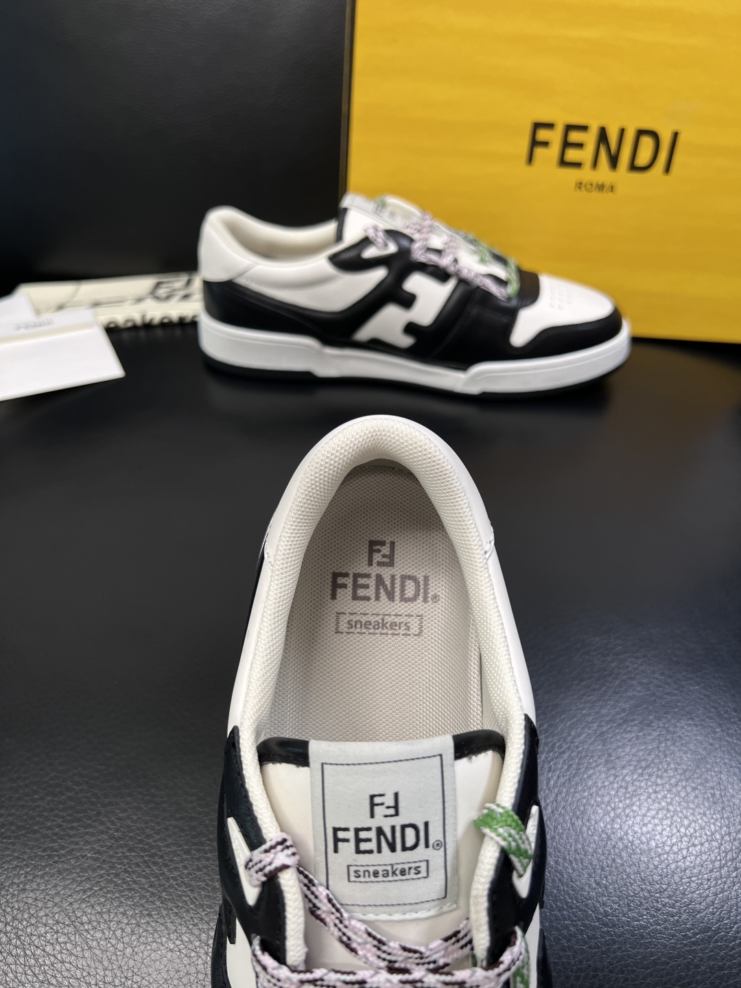FENDI  高品质  顶级工艺品，芬迪  专柜同步，原厂配置意大利进口牛皮面料，进口牛皮内里垫，透气舒