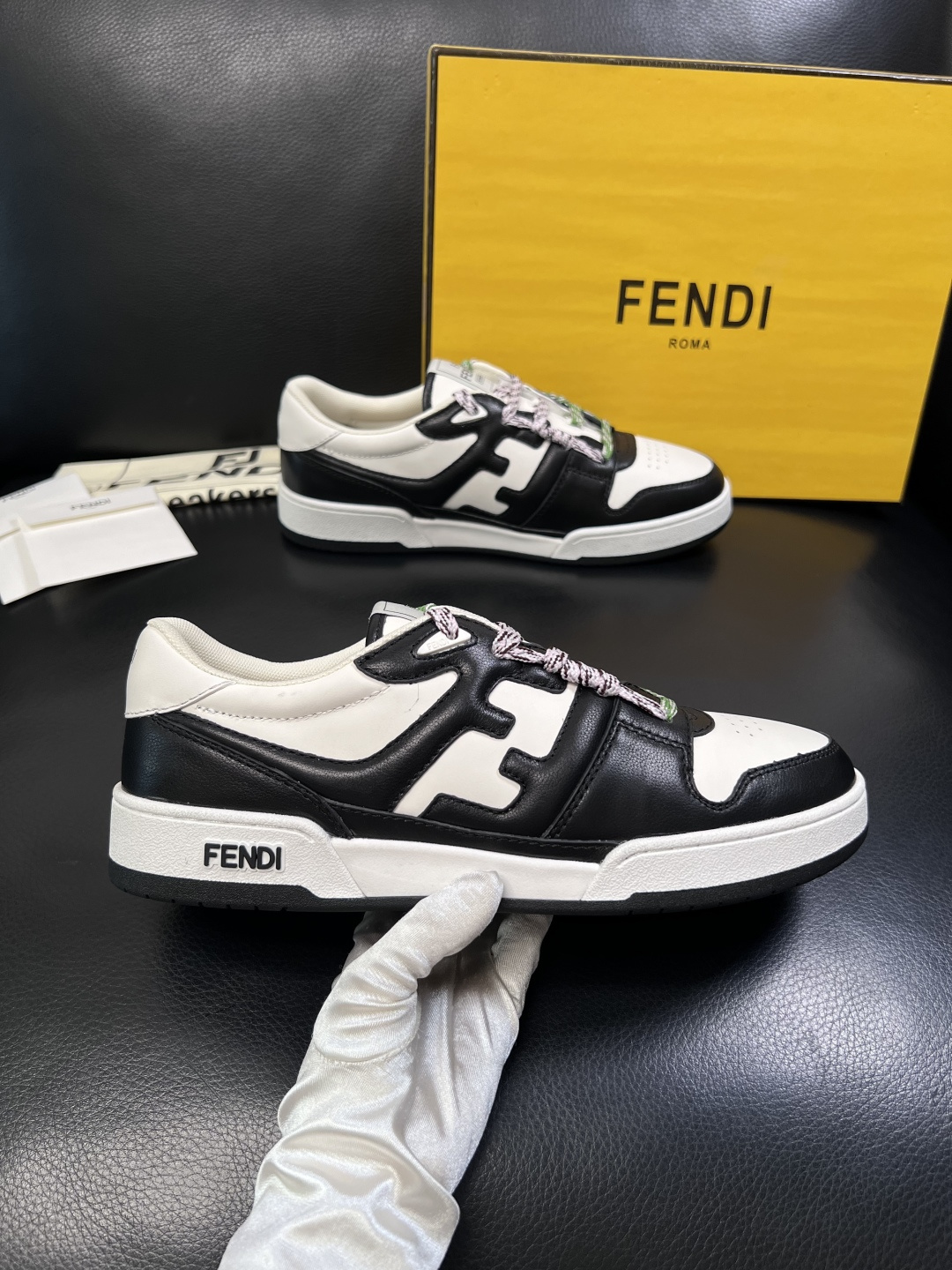 FENDI  高品质  顶级工艺品，芬迪  专柜同步，原厂配置意大利进口牛皮面料，进口牛皮内里垫，透气舒