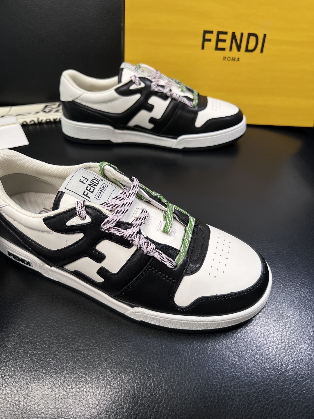 FENDI  高品质  顶级工艺品，芬迪  专柜同步，原厂配置意大利进口牛皮面料，进口牛皮内里垫，透气舒