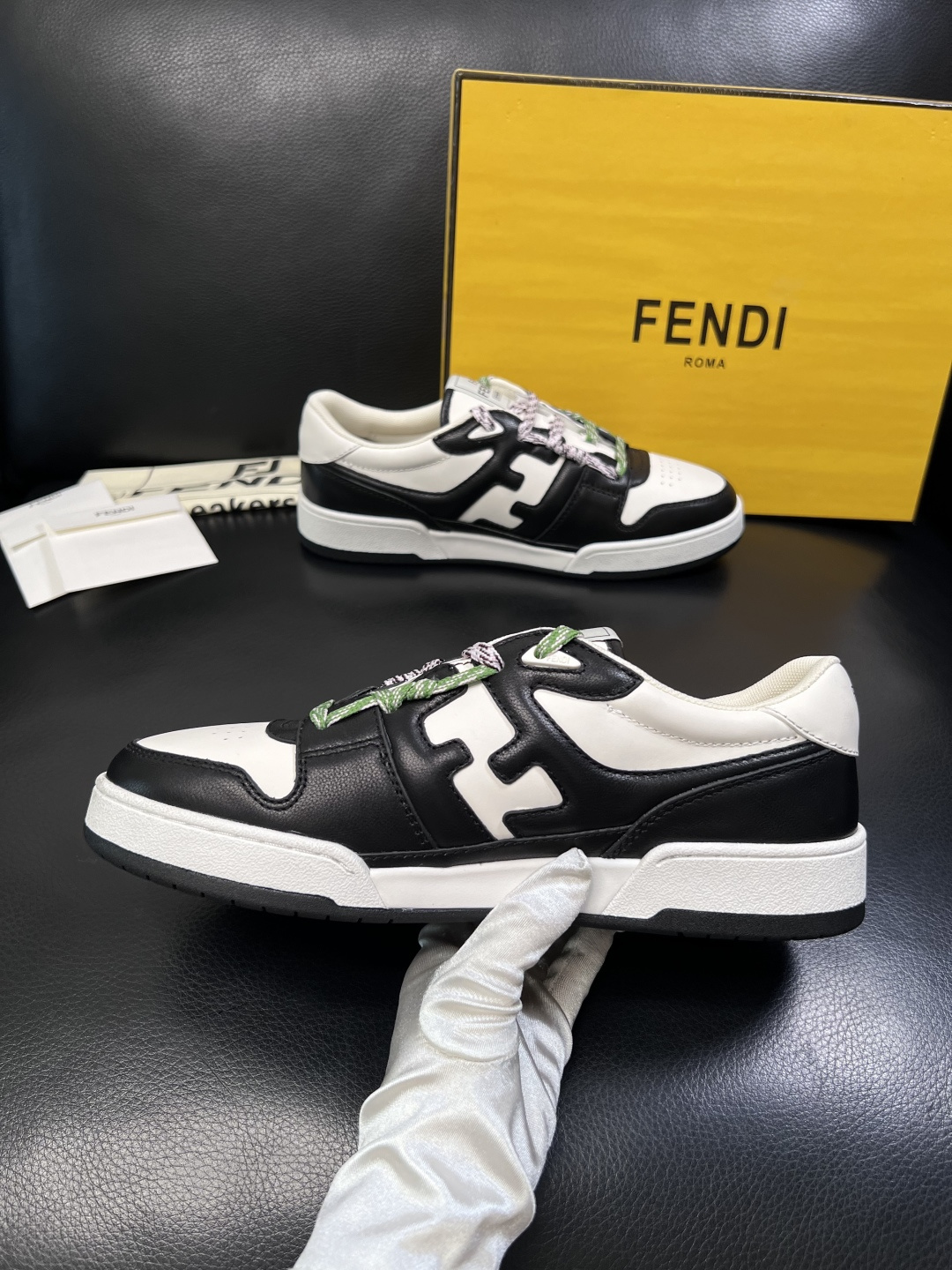 FENDI  高品质  顶级工艺品，芬迪  专柜同步，原厂配置意大利进口牛皮面料，进口牛皮内里垫，透气舒