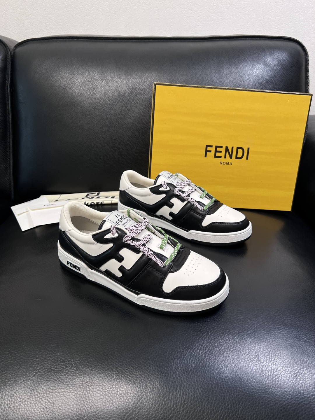 FENDI  高品质  顶级工艺品，芬迪  专柜同步，原厂配置意大利进口牛皮面料，进口牛皮内里垫，透气舒