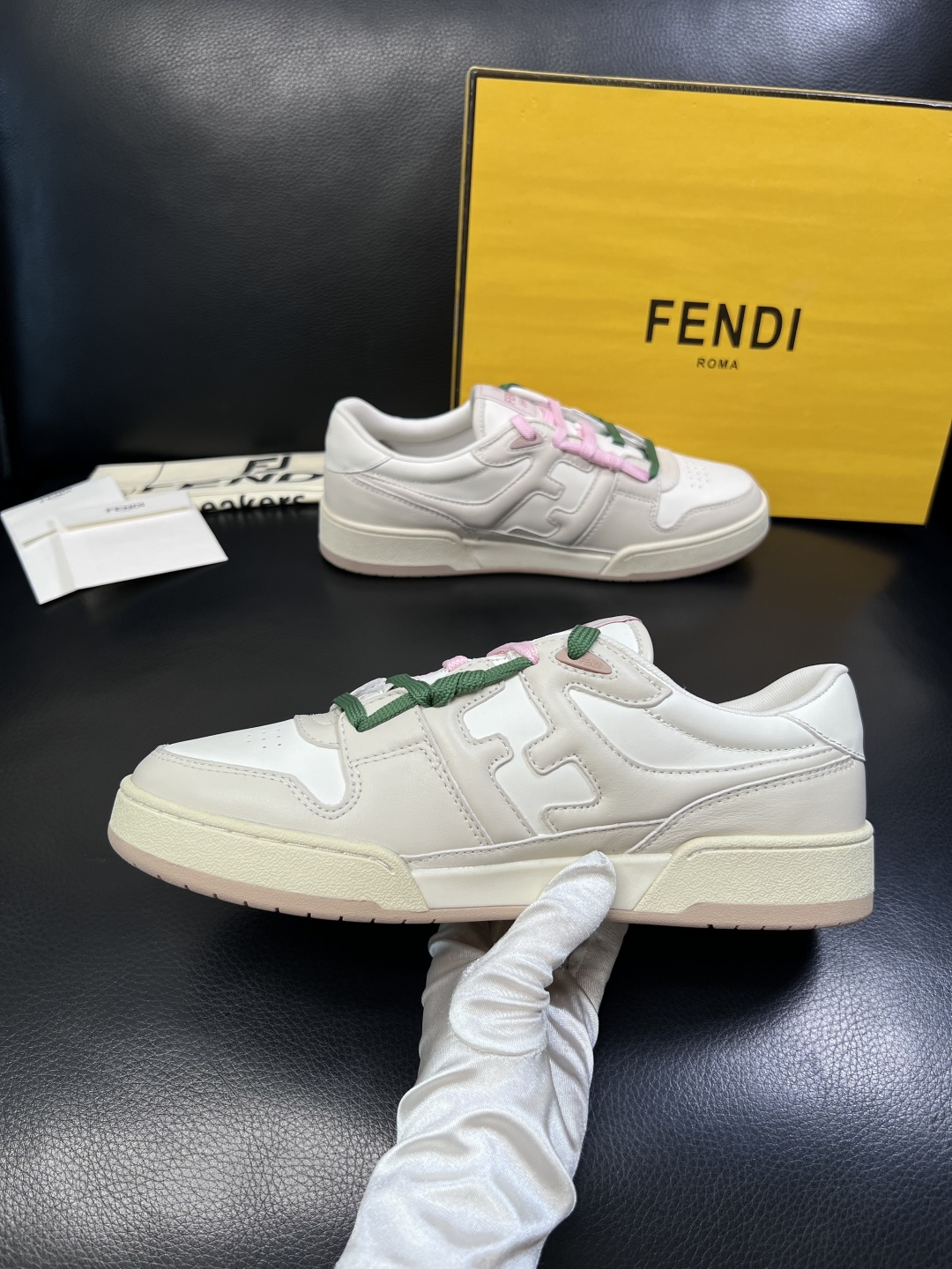FENDI  高品质  顶级工艺品，芬迪  专柜同步，原厂配置意大利进口牛皮面料，进口牛皮内里垫，透气舒