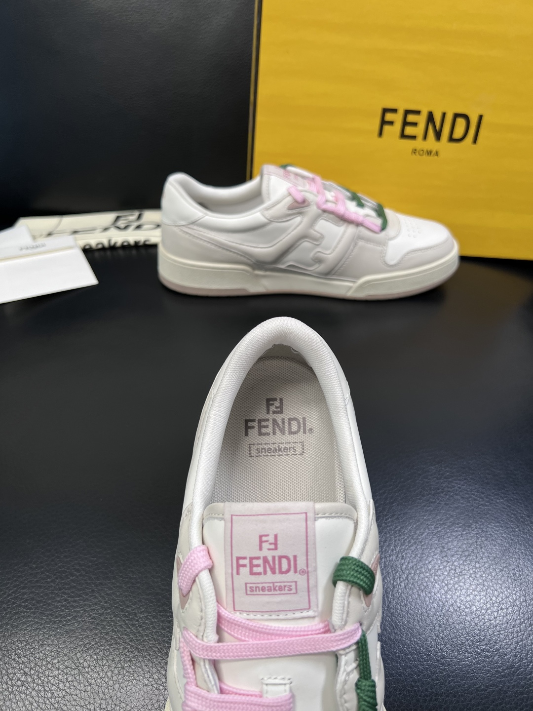 FENDI  高品质  顶级工艺品，芬迪  专柜同步，原厂配置意大利进口牛皮面料，进口牛皮内里垫，透气舒