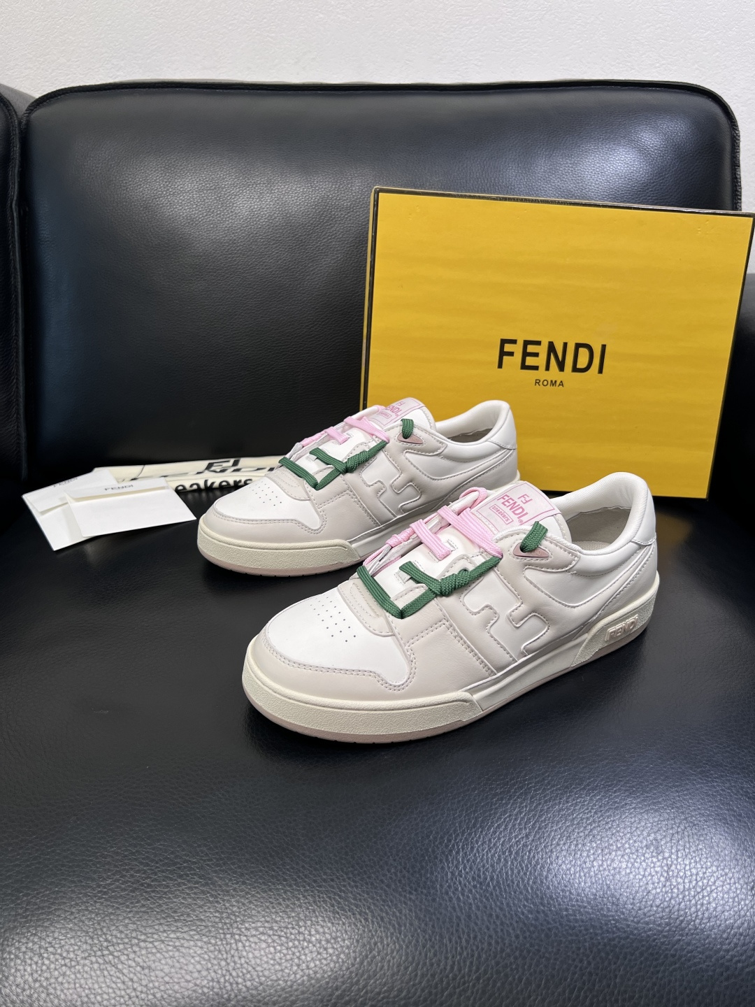 FENDI  高品质  顶级工艺品，芬迪  专柜同步，原厂配置意大利进口牛皮面料，进口牛皮内里垫，透气舒