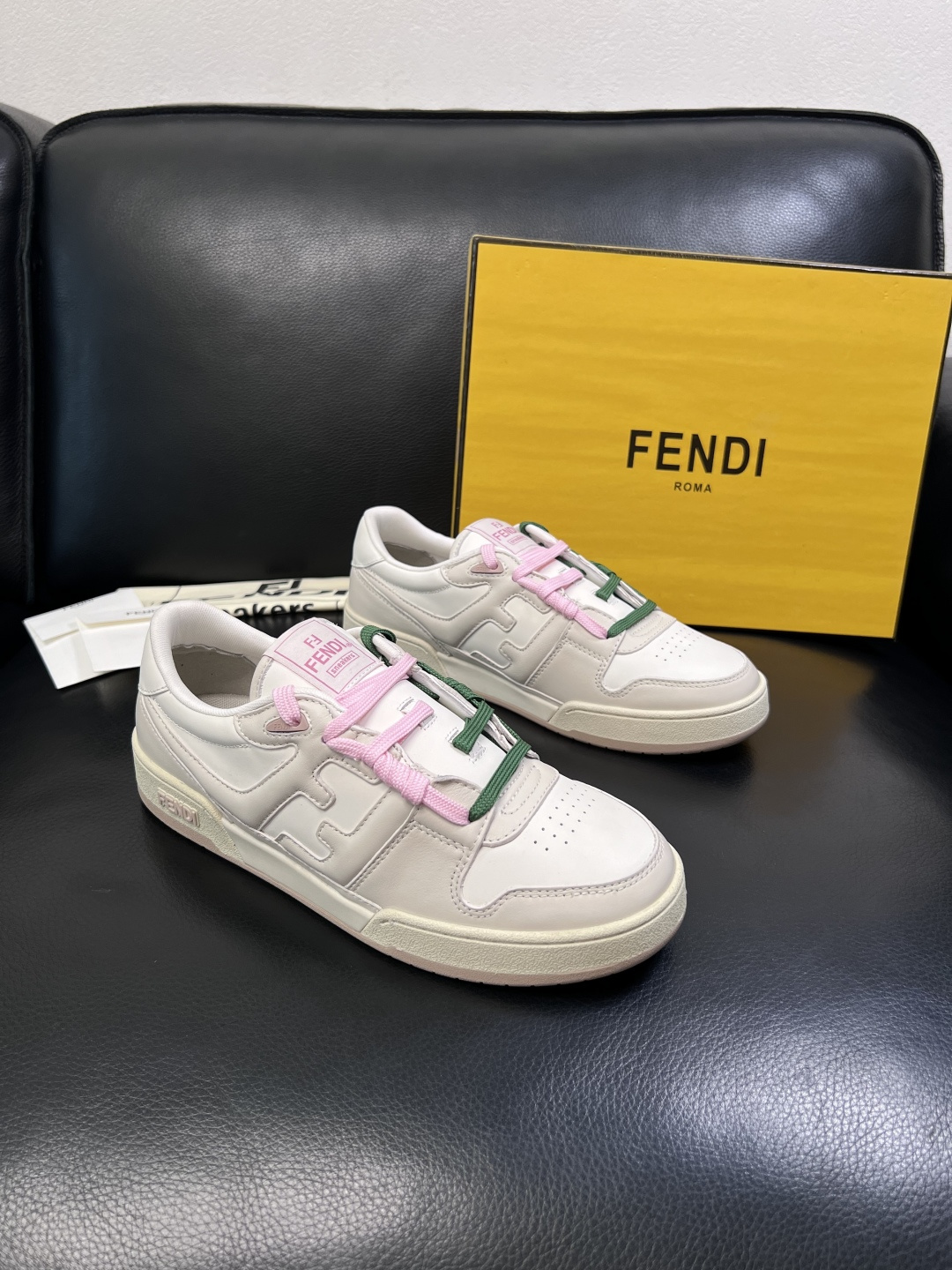 FENDI  高品质  顶级工艺品，芬迪  专柜同步，原厂配置意大利进口牛皮面料，进口牛皮内里垫，透气舒