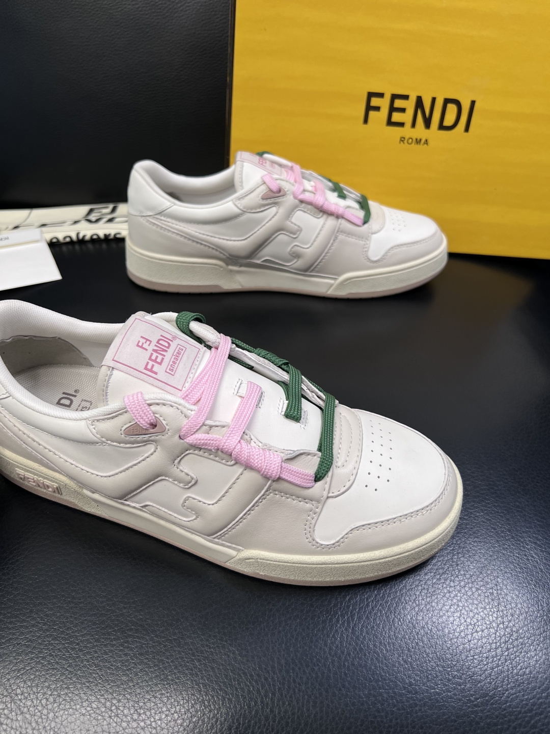 FENDI  高品质  顶级工艺品，芬迪  专柜同步，原厂配置意大利进口牛皮面料，进口牛皮内里垫，透气舒