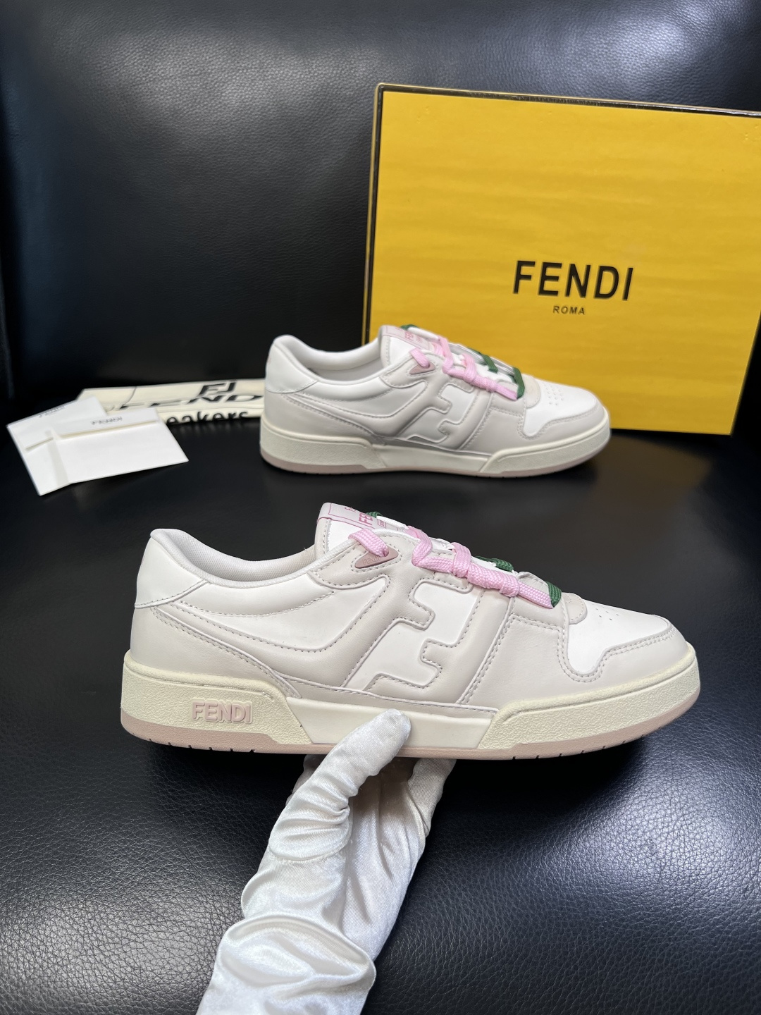 FENDI  高品质  顶级工艺品，芬迪  专柜同步，原厂配置意大利进口牛皮面料，进口牛皮内里垫，透气舒