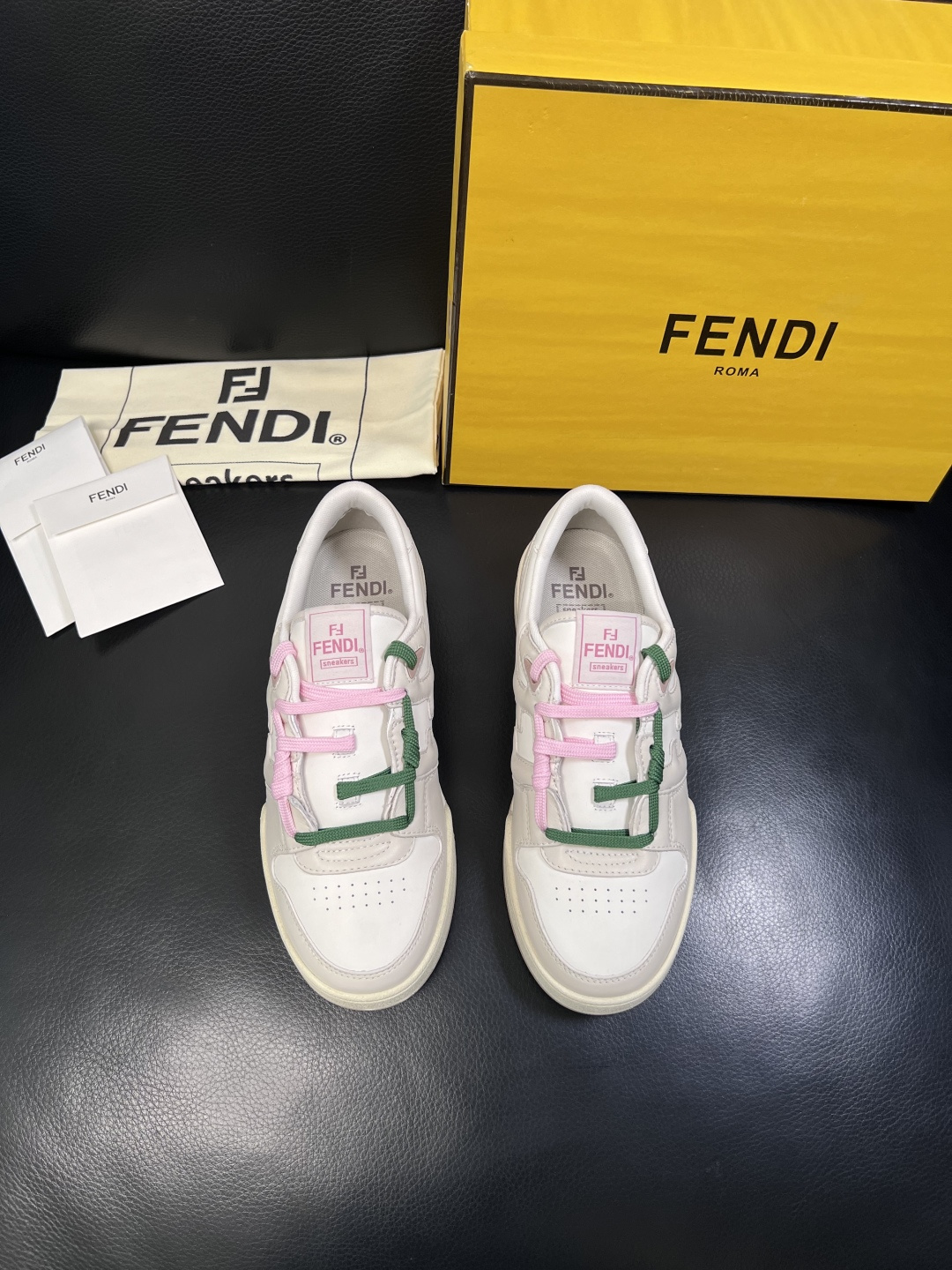 FENDI  高品质  顶级工艺品，芬迪  专柜同步，原厂配置意大利进口牛皮面料，进口牛皮内里垫，透气舒