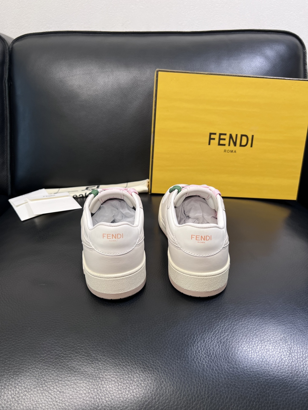 FENDI  高品质  顶级工艺品，芬迪  专柜同步，原厂配置意大利进口牛皮面料，进口牛皮内里垫，透气舒