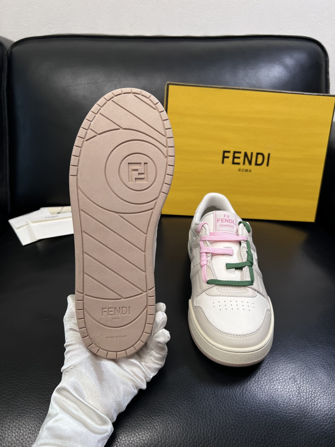 FENDI  高品质  顶级工艺品，芬迪  专柜同步，原厂配置意大利进口牛皮面料，进口牛皮内里垫，透气舒