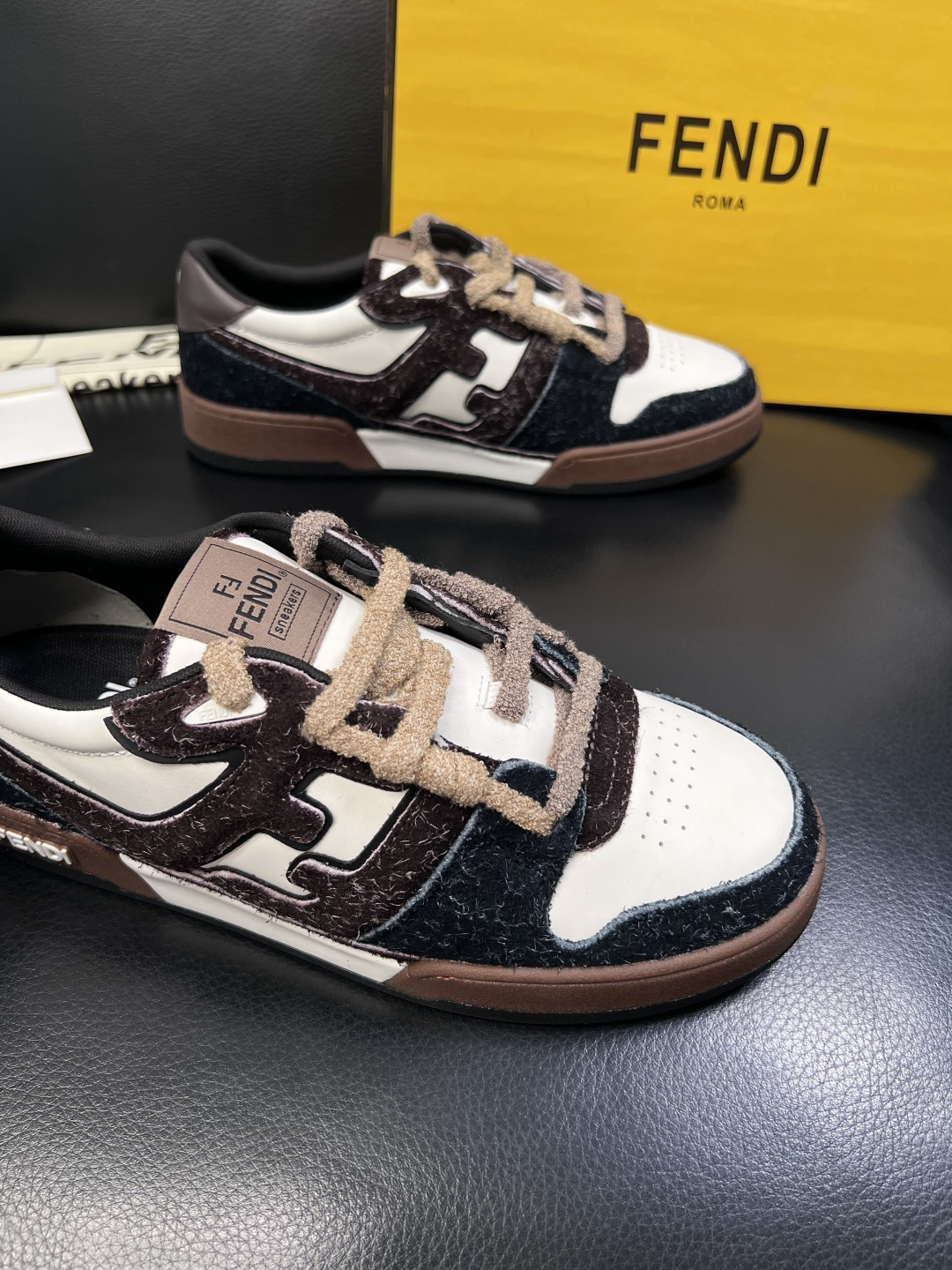 FENDI  高品质  顶级工艺品，芬迪  专柜同步，原厂配置意大利进口牛皮面料，进口牛皮内里垫，透气舒