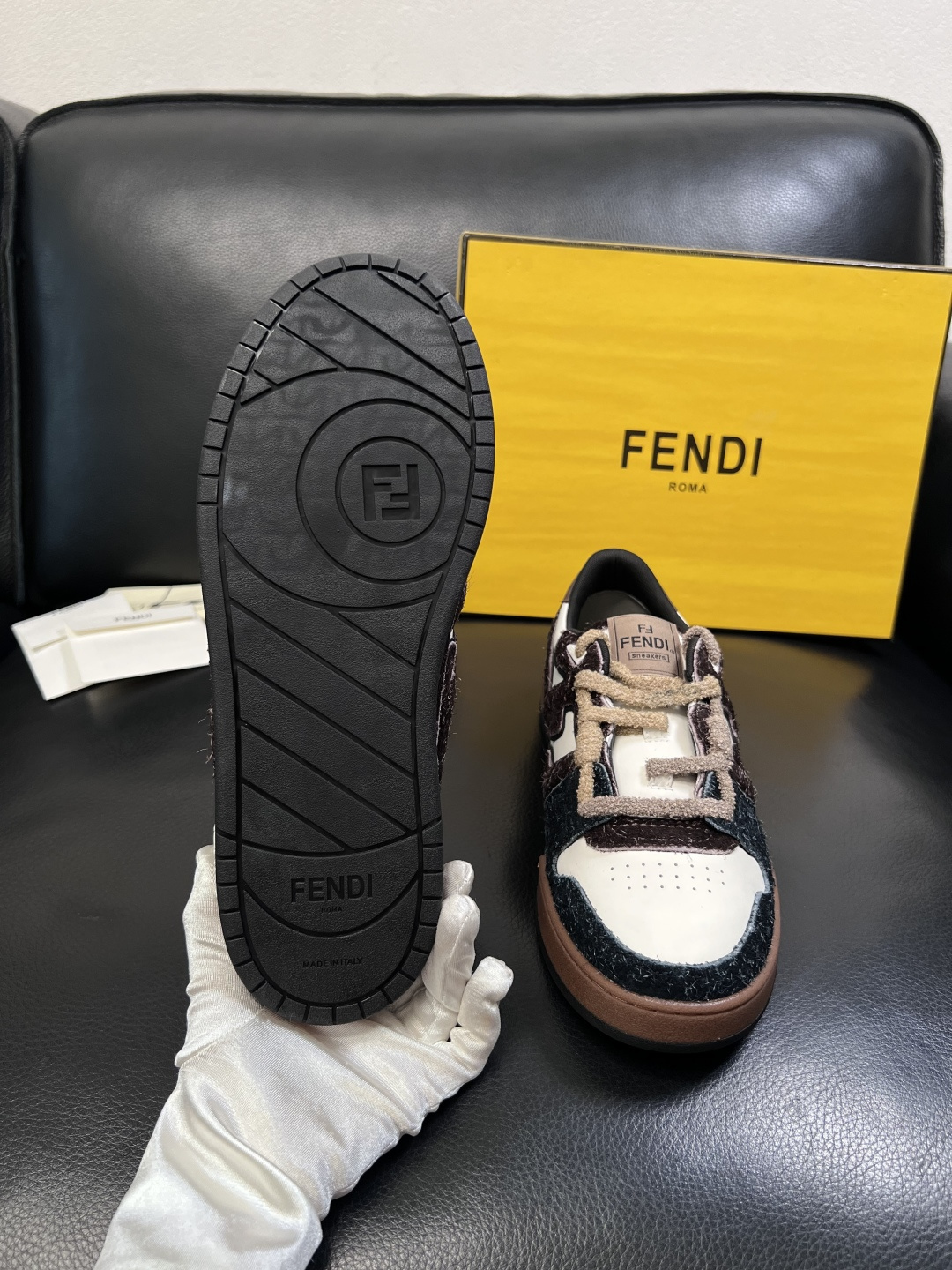 FENDI  高品质  顶级工艺品，芬迪  专柜同步，原厂配置意大利进口牛皮面料，进口牛皮内里垫，透气舒