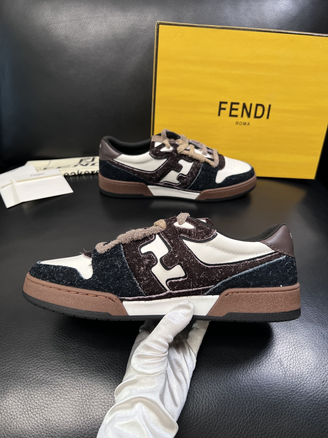 FENDI  高品质  顶级工艺品，芬迪  专柜同步，原厂配置意大利进口牛皮面料，进口牛皮内里垫，透气舒