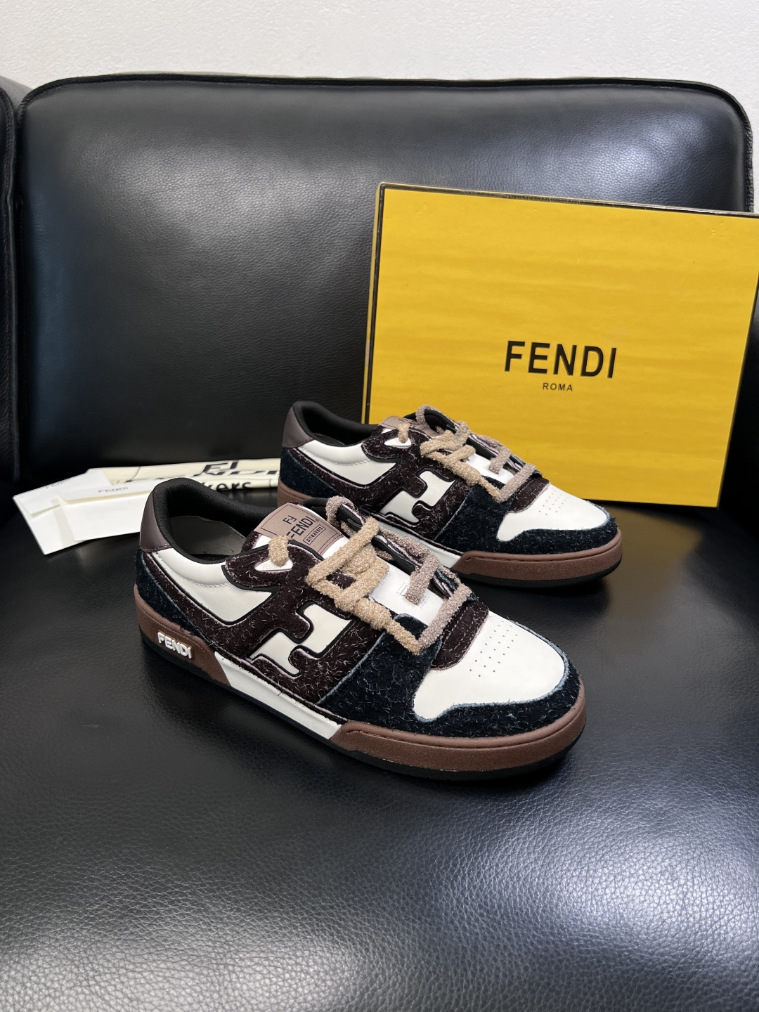 FENDI  高品质  顶级工艺品，芬迪  专柜同步，原厂配置意大利进口牛皮面料，进口牛皮内里垫，透气舒