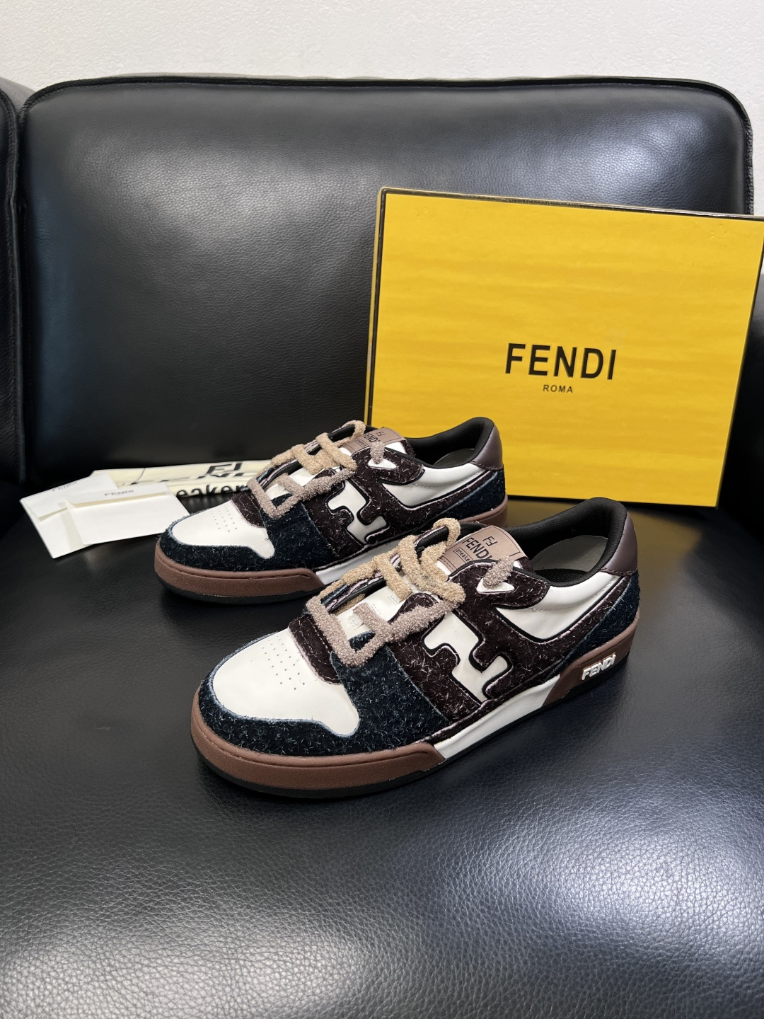 FENDI  高品质  顶级工艺品，芬迪  专柜同步，原厂配置意大利进口牛皮面料，进口牛皮内里垫，透气舒