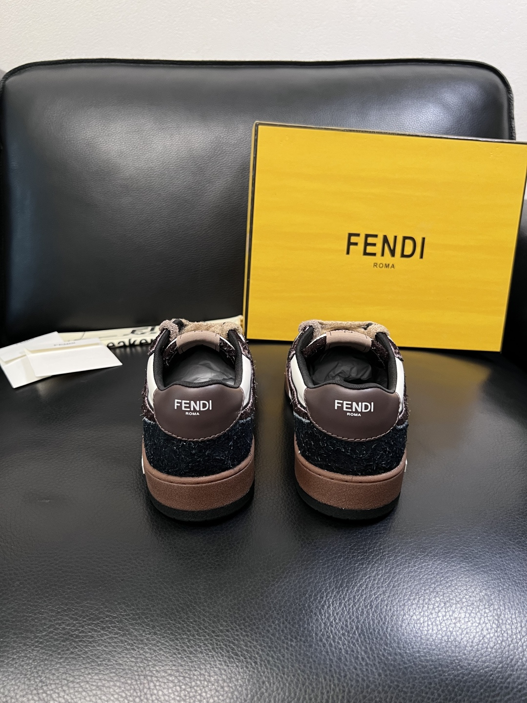 FENDI  高品质  顶级工艺品，芬迪  专柜同步，原厂配置意大利进口牛皮面料，进口牛皮内里垫，透气舒