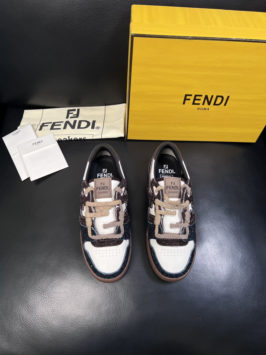 FENDI  高品质  顶级工艺品，芬迪  专柜同步，原厂配置意大利进口牛皮面料，进口牛皮内里垫，透气舒